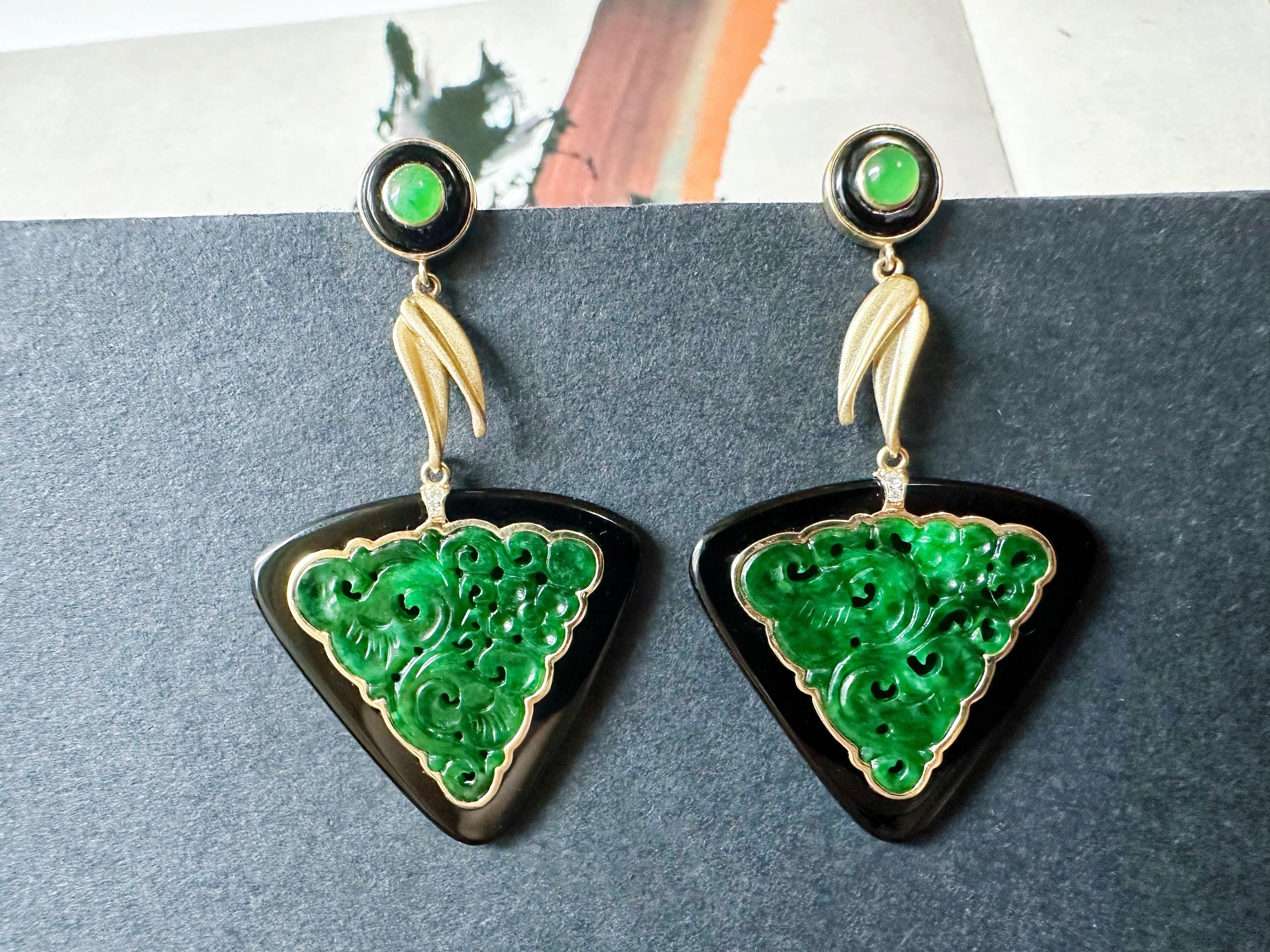 Boucles d'oreilles sculptées en jade triangulaire naturel en agate noire, or 18 carats et diamants Neuf - En vente à Kowloon, HK