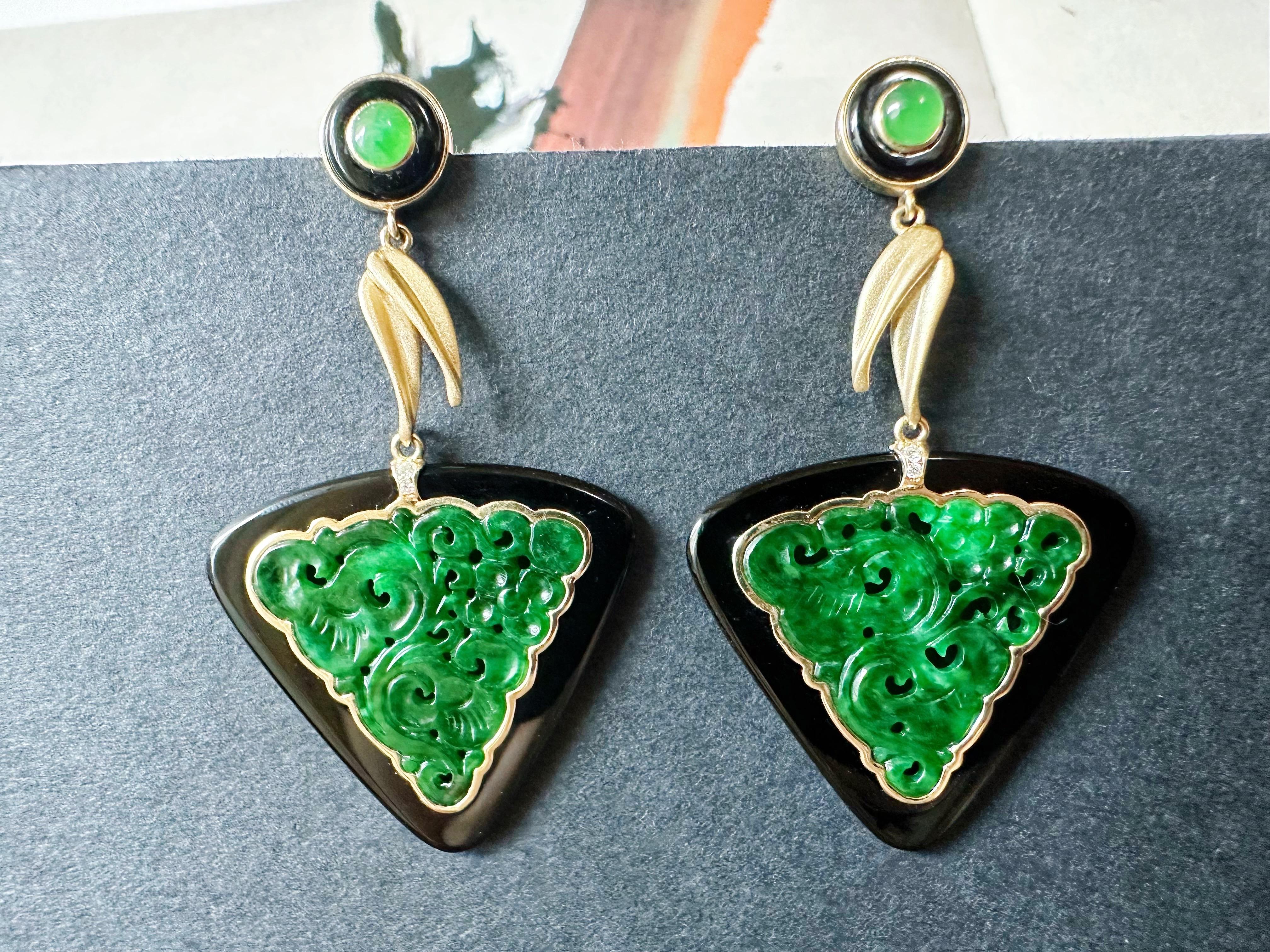 Boucles d'oreilles sculptées en jade triangulaire naturel en agate noire, or 18 carats et diamants Unisexe en vente