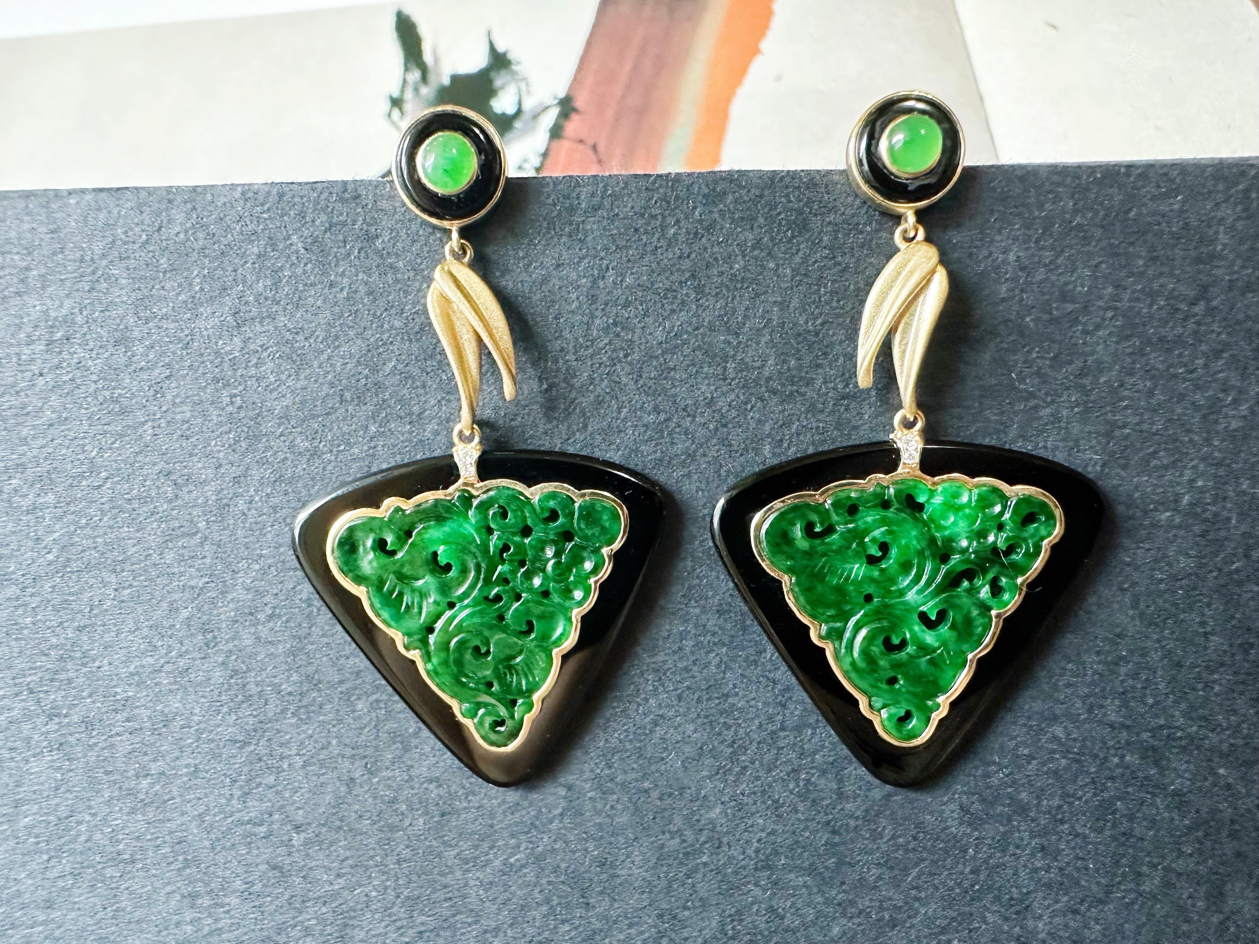 Boucles d'oreilles sculptées en jade triangulaire naturel en agate noire, or 18 carats et diamants en vente 1