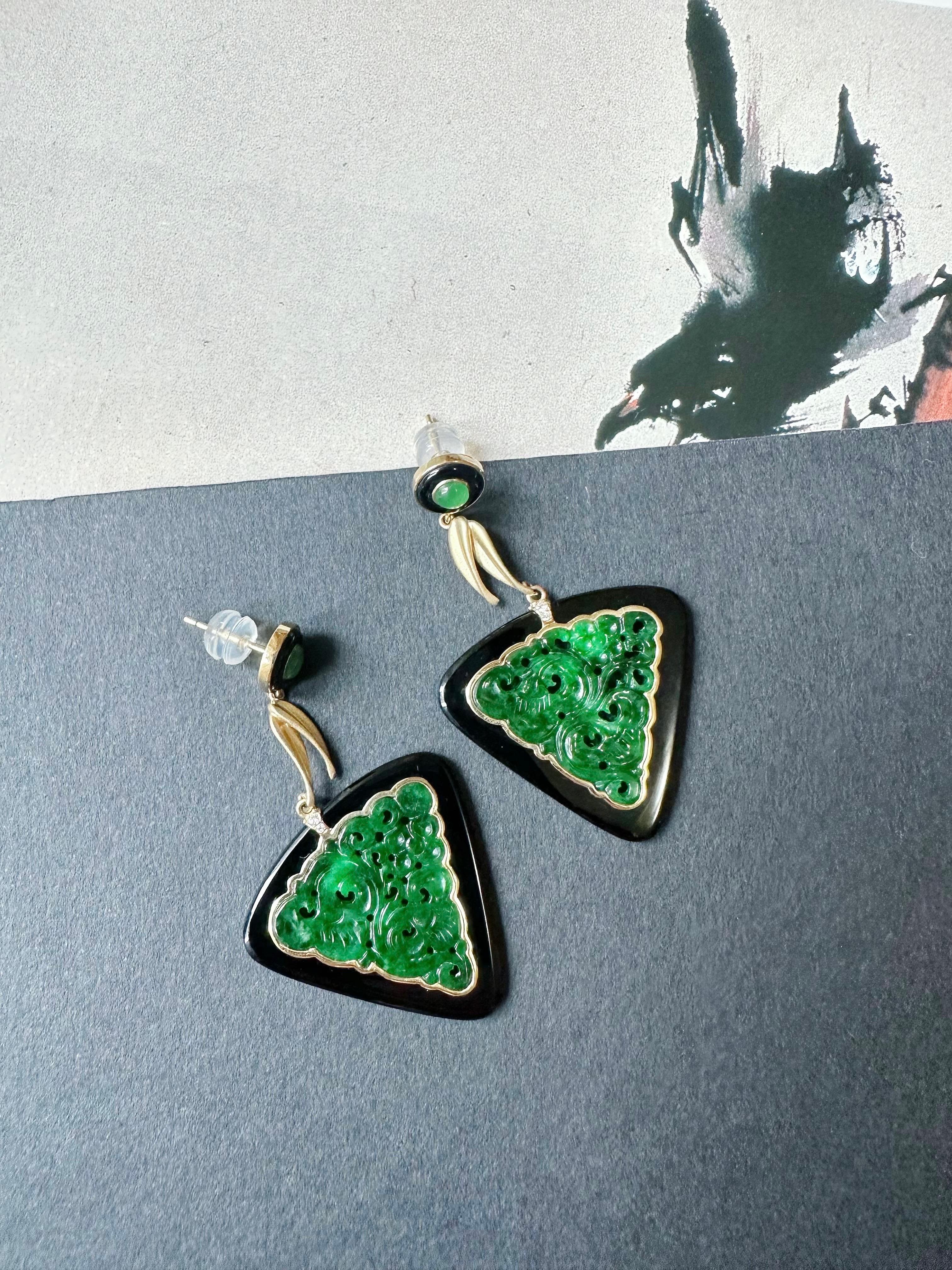 Boucles d'oreilles sculptées en jade triangulaire naturel en agate noire, or 18 carats et diamants en vente 3