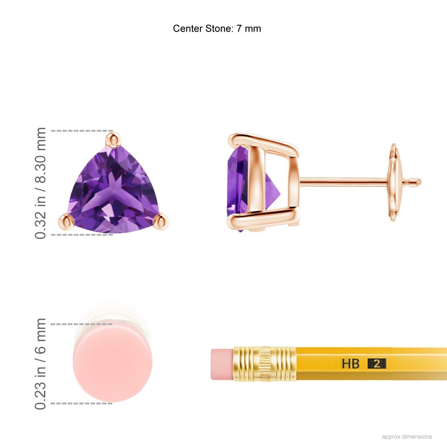 Questi orecchini solitari con ametiste di colore viola reale, incastonate in una montatura a perno, sono una coppia di invidiabile bellezza. Le gemme sono tagliate a forma di trilione e montate in oro rosa 14k.