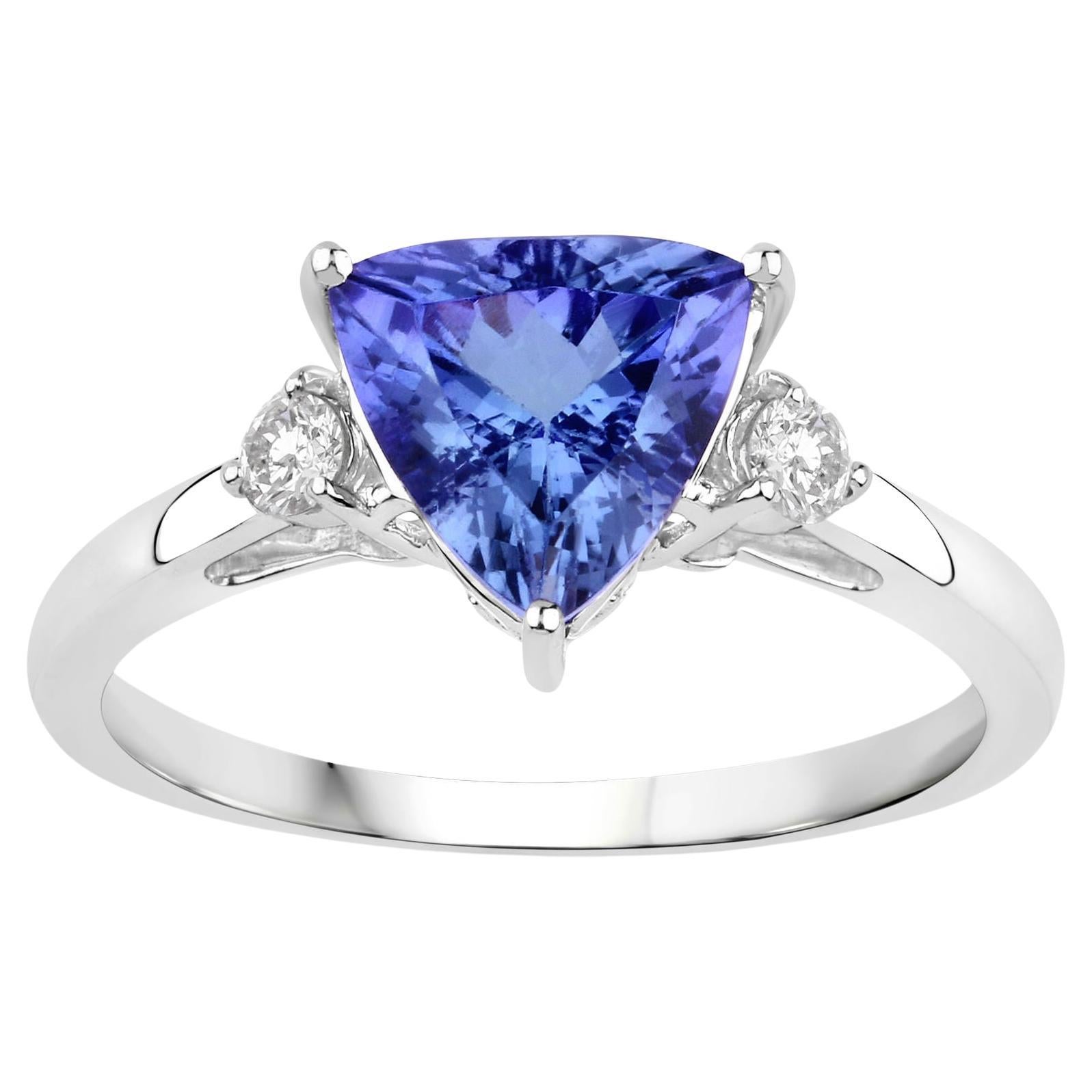 Bague en or blanc 14 carats avec tanzanite naturelle taillée en trillion et diamants latéraux en vente