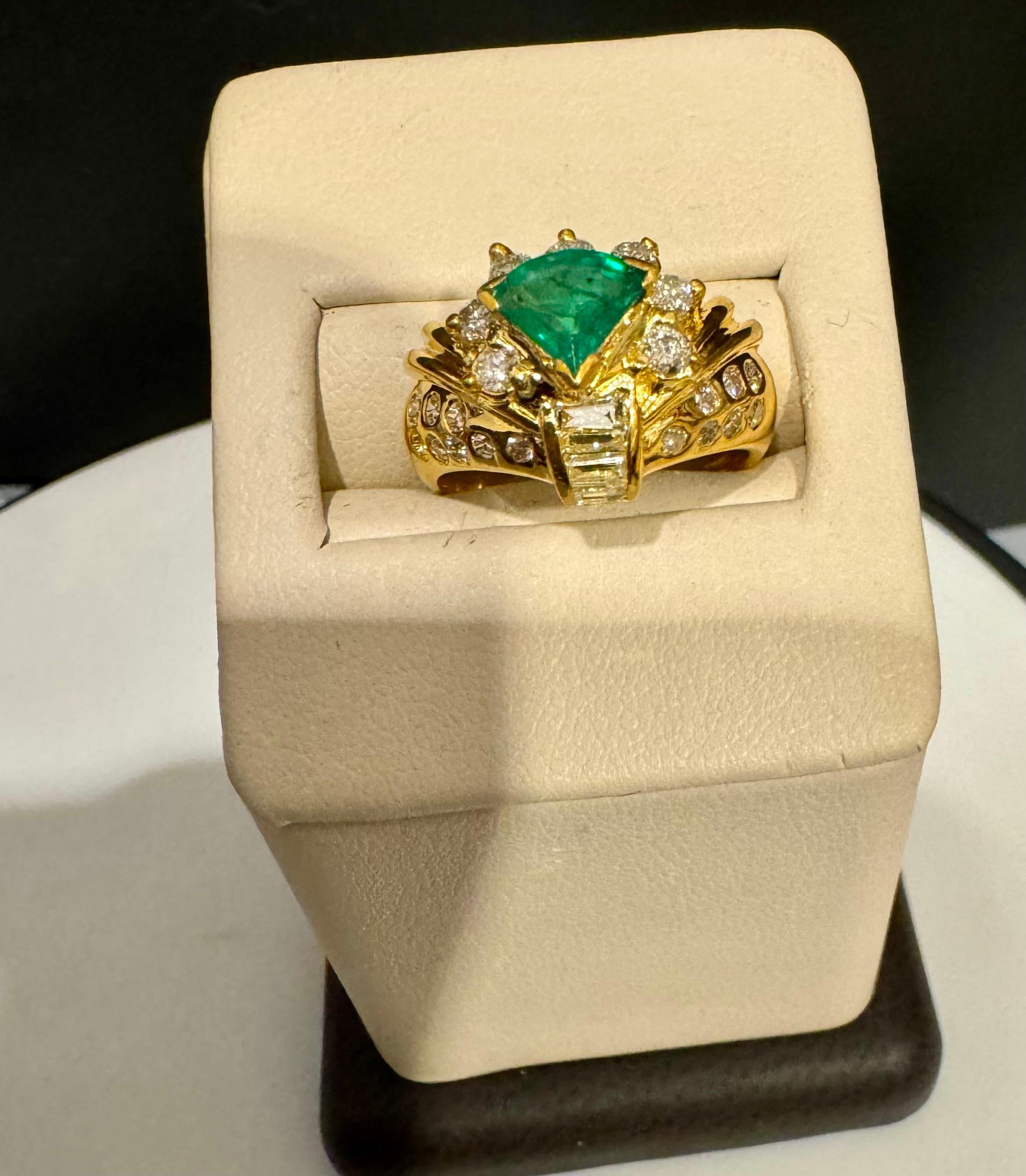 Natural Trillion Emerald  & 0.60 Carat Diamond Ring 18 Kt Yellow Gold Size 5.2 For Sale 6