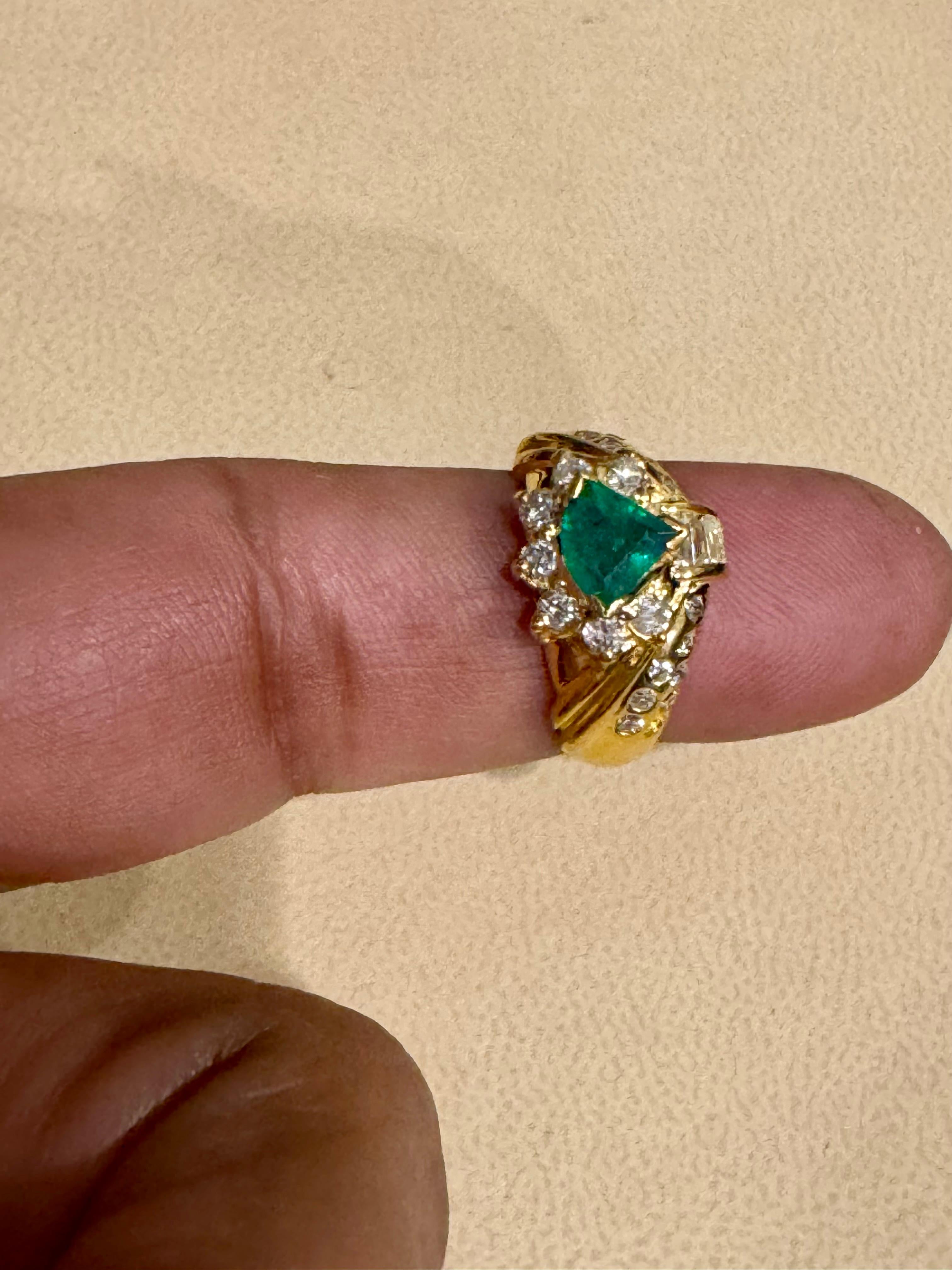Natural Trillion Emerald  & 0.60 Carat Diamond Ring 18 Kt Yellow Gold Size 5.2 For Sale 8