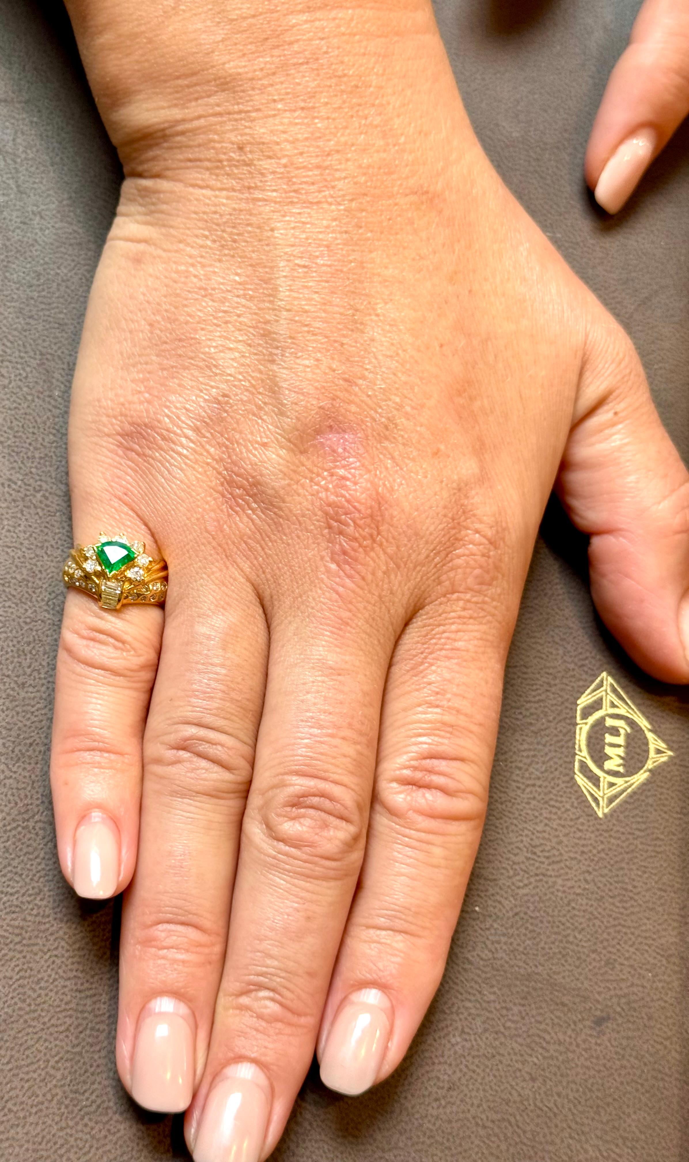 Smeraldo Nature Trillion  Anello con diamante da 0,60 carati in oro giallo 18 Kt, misura 5,2 in vendita 10
