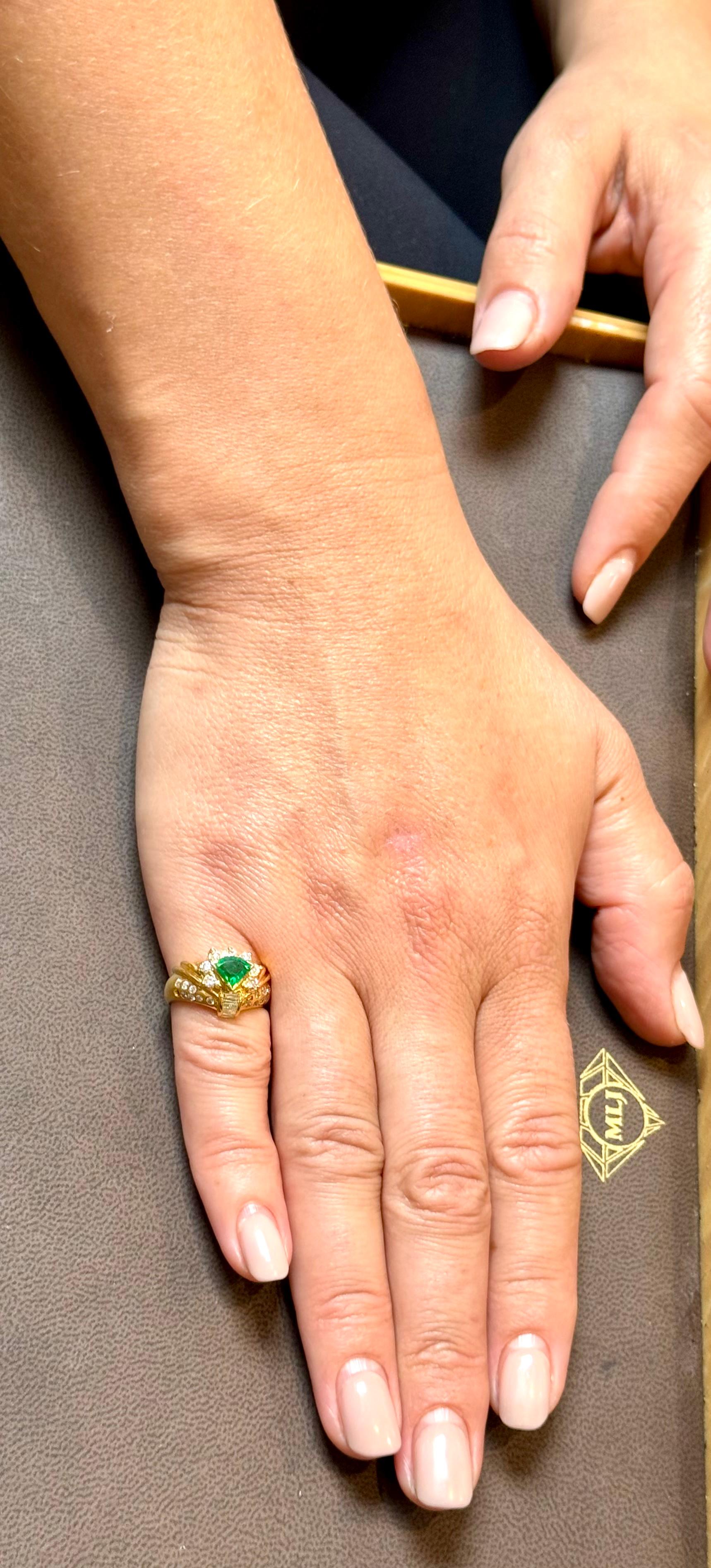 Smeraldo Nature Trillion  Anello con diamante da 0,60 carati in oro giallo 18 Kt, misura 5,2 in vendita 11