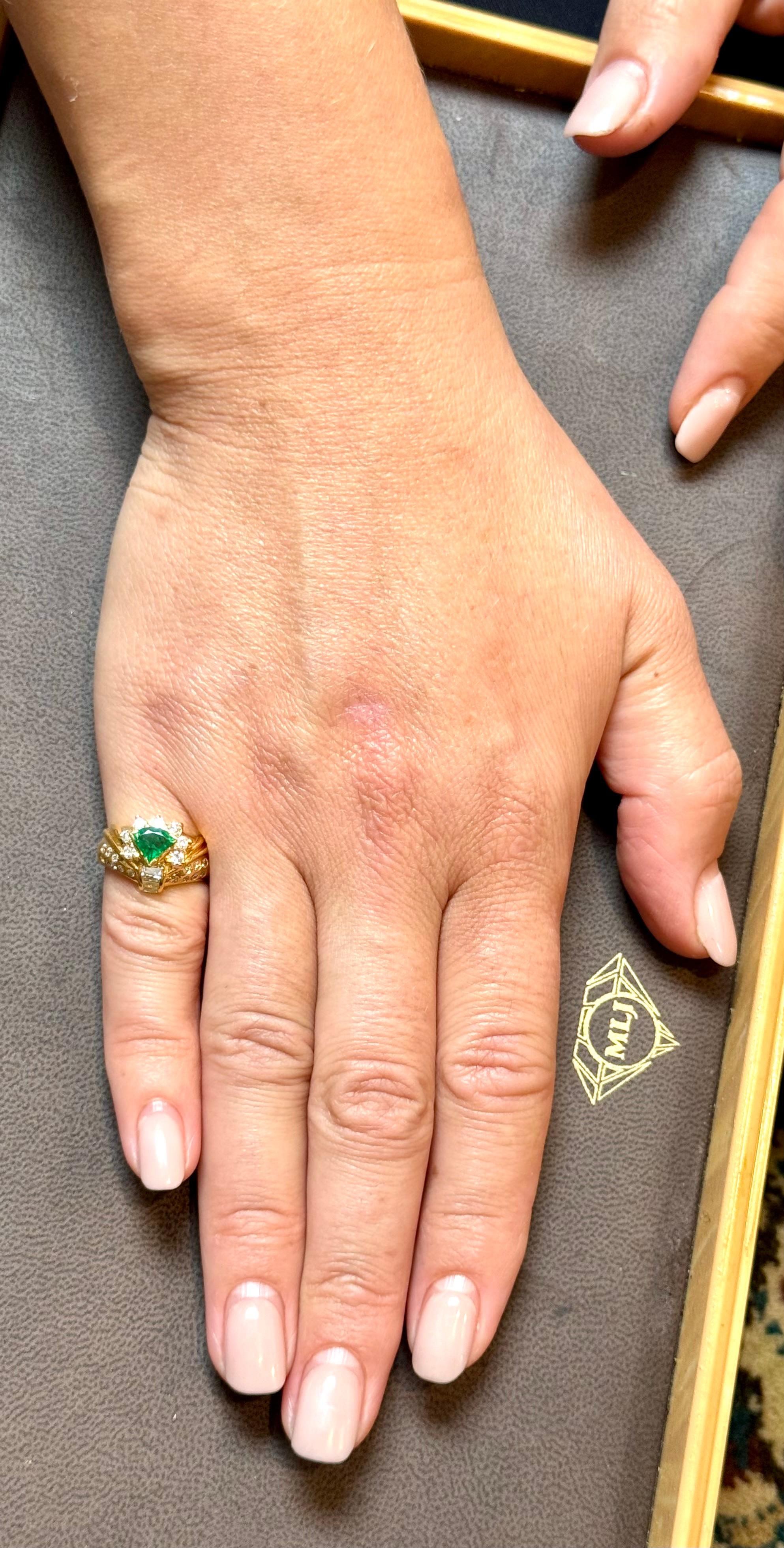 Smeraldo Nature Trillion  Anello con diamante da 0,60 carati in oro giallo 18 Kt, misura 5,2 in vendita 12