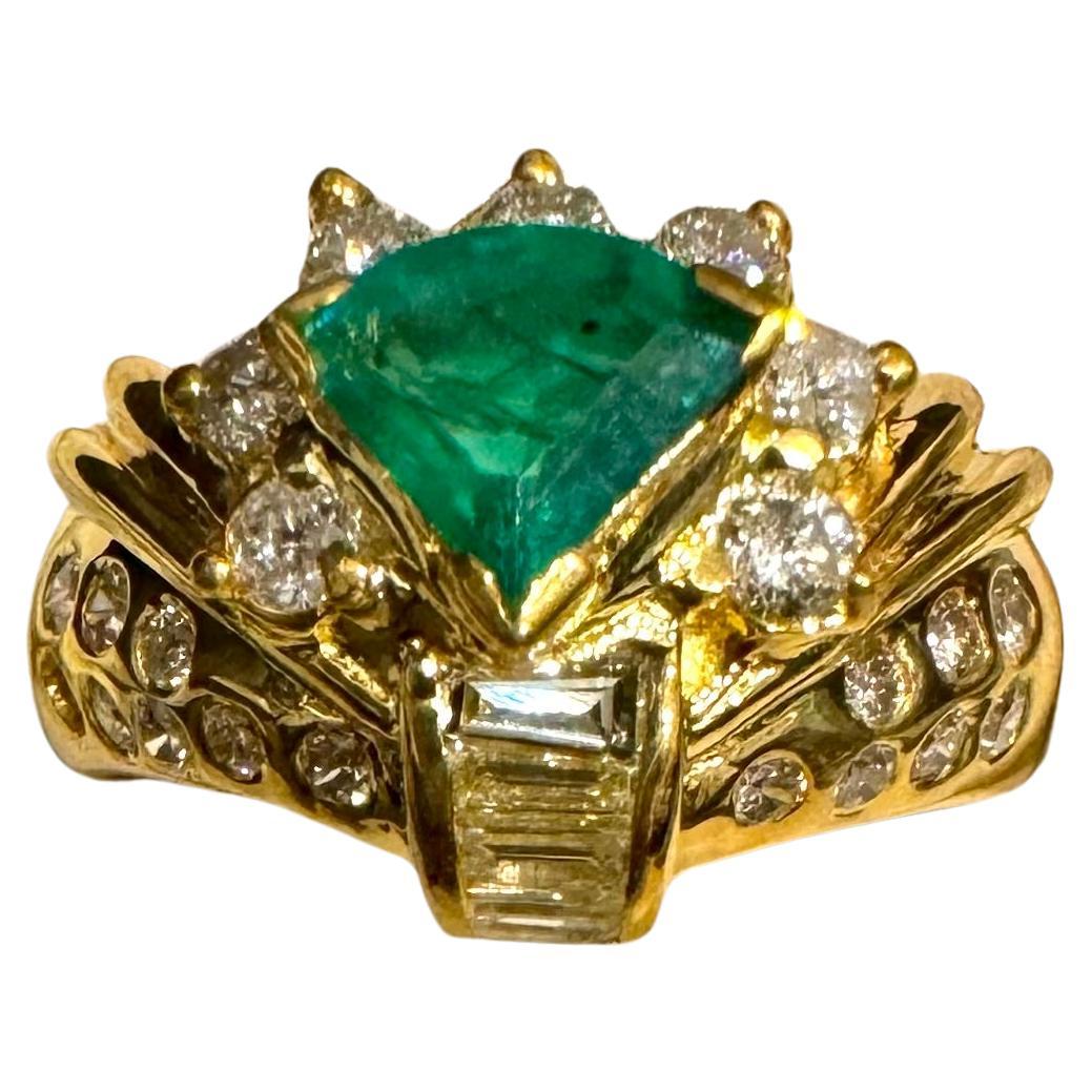 Natural Very very Fine Trillion Emerald  & 0.60 Carat Diamond Ring 18 Kt Yellow Gold Size 5.2
The 18K Yellow Gold ring, with an approximately 0.8 Carat Natural  Emerald and 0.60 Carat Diamond setting, exhibits a classic design. The emerald,