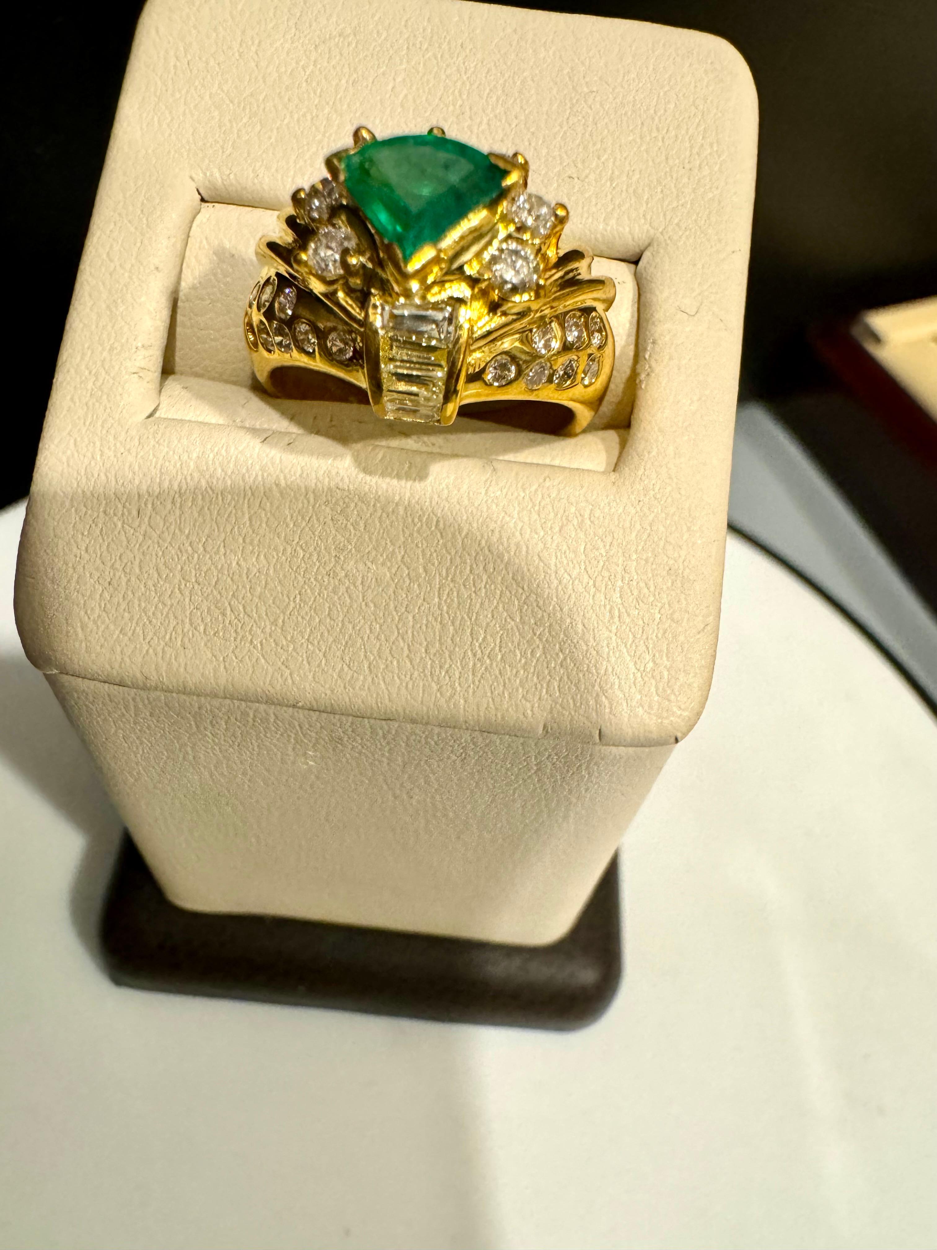 Émeraude naturelle trillion  & 0.60 Carat Diamond Ring 18 Kt Yellow Gold Size 5.2 Excellent état - En vente à New York, NY