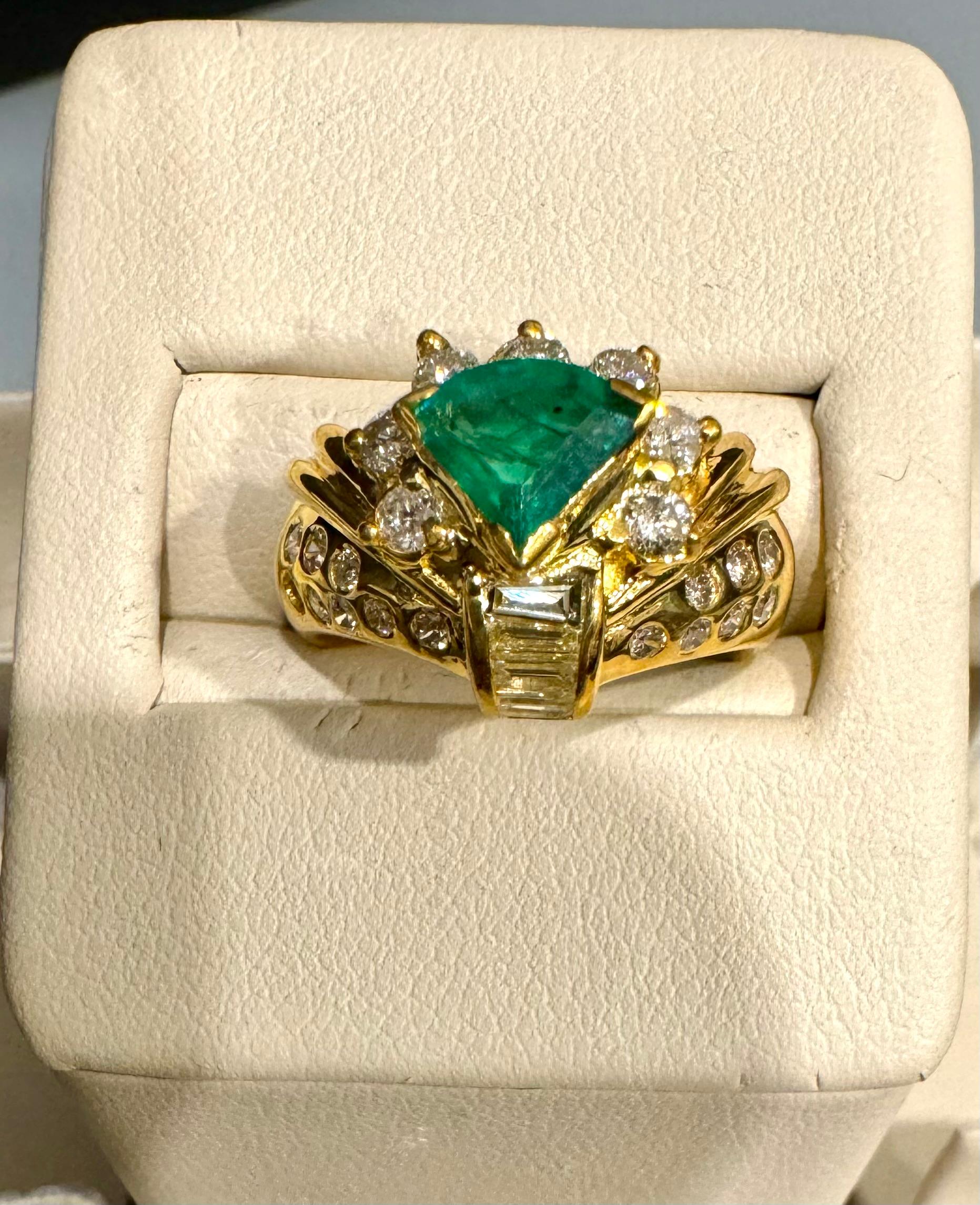 Women's Natural Trillion Emerald  & 0.60 Carat Diamond Ring 18 Kt Yellow Gold Size 5.2 For Sale