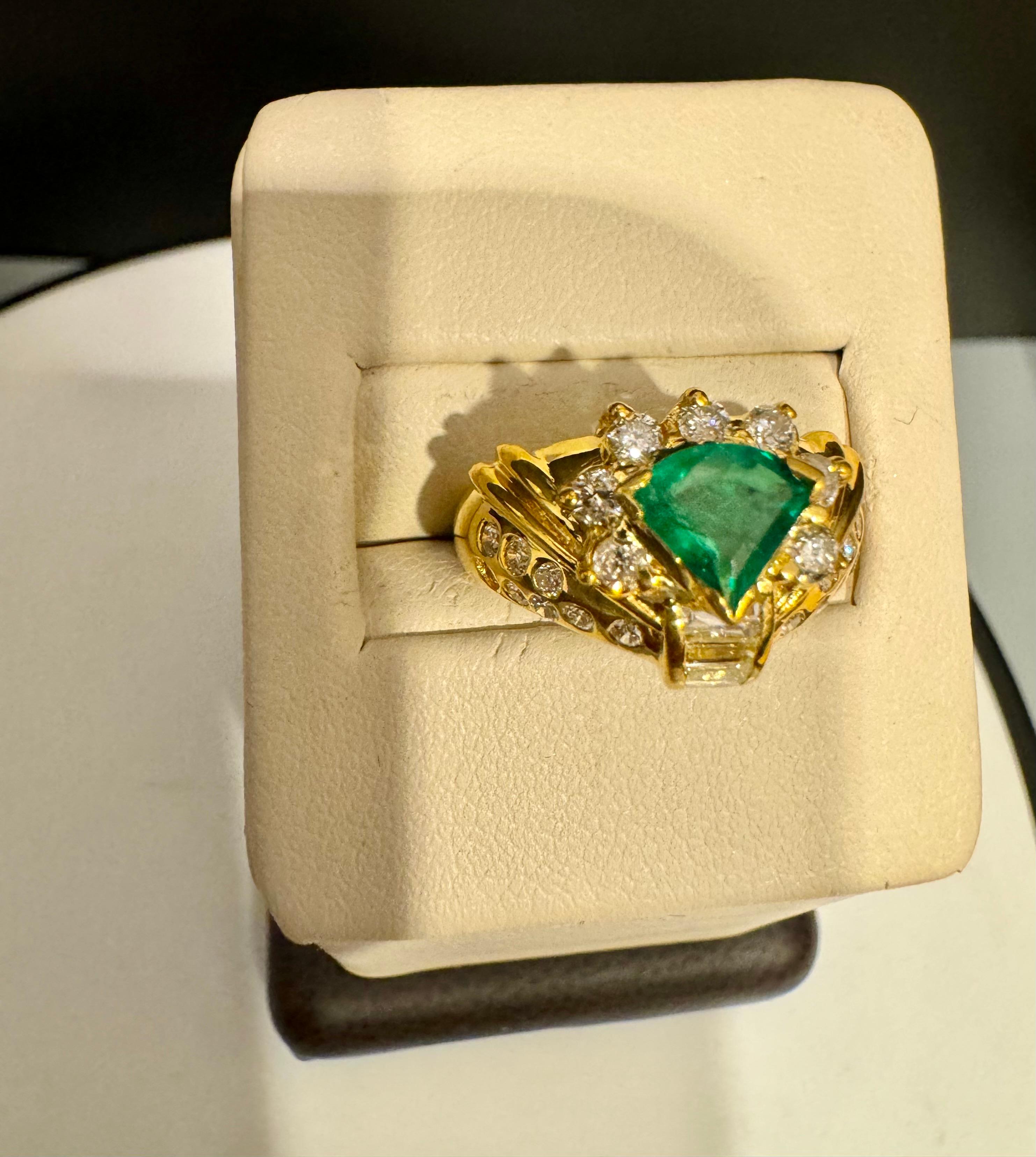 Natural Trillion Emerald  & 0.60 Carat Diamond Ring 18 Kt Yellow Gold Size 5.2 For Sale 2