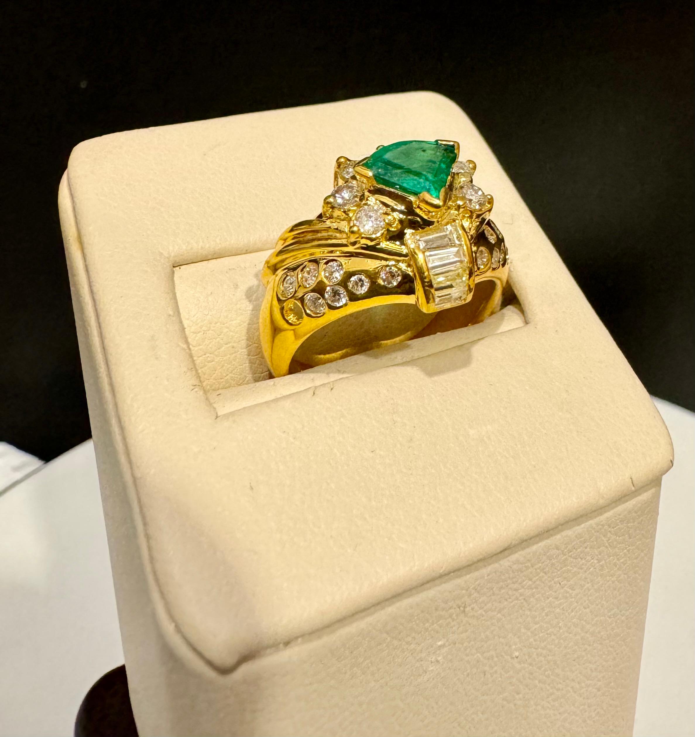 Natural Trillion Emerald  & 0.60 Carat Diamond Ring 18 Kt Yellow Gold Size 5.2 For Sale 3