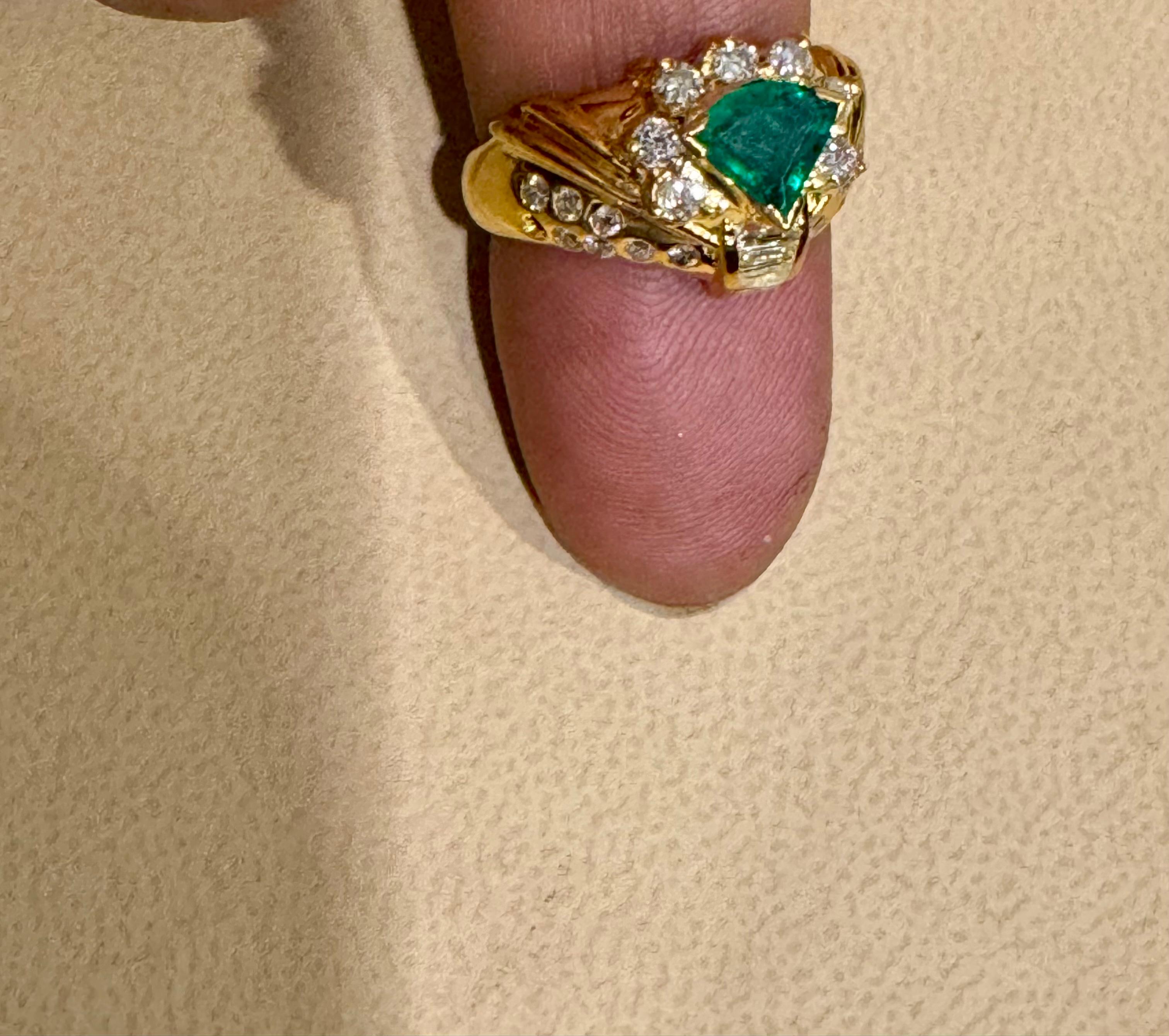 Natural Trillion Emerald  & 0.60 Carat Diamond Ring 18 Kt Yellow Gold Size 5.2 For Sale 4