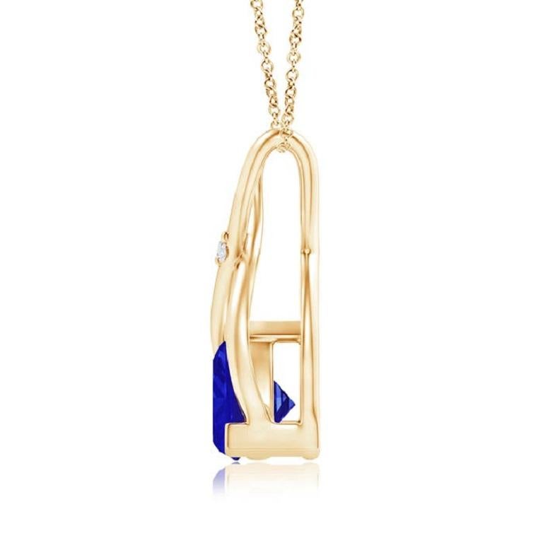 Deux bandes de métal lustré s'entrecroisent pour former une balle en forme de bréchet orné et sont rehaussées d'un diamant éblouissant au centre. Le bréchet est relié à la tanzanite en trillion en sertissage en V. Conçu en or jaune 14k, ce pendentif