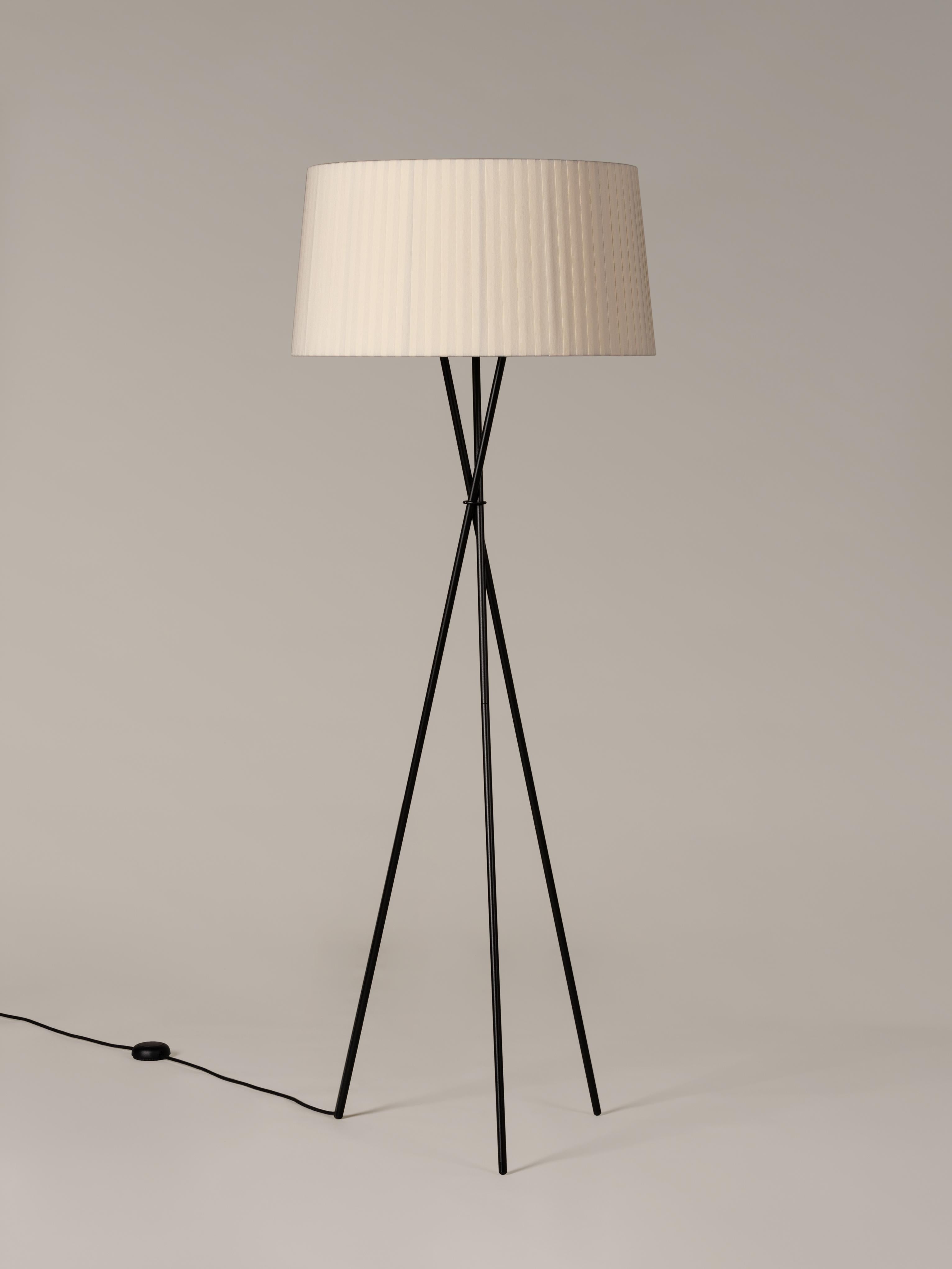 Natural trípode G5 floor lamp by Santa & Cole
Dimensions: D 62 x H 168 cm
Materials: Metal, ribbon.
Available in other colors.

Trípode humanises neutral spaces with its colourful and functional sobriety. The shade is hand ribboned and its base