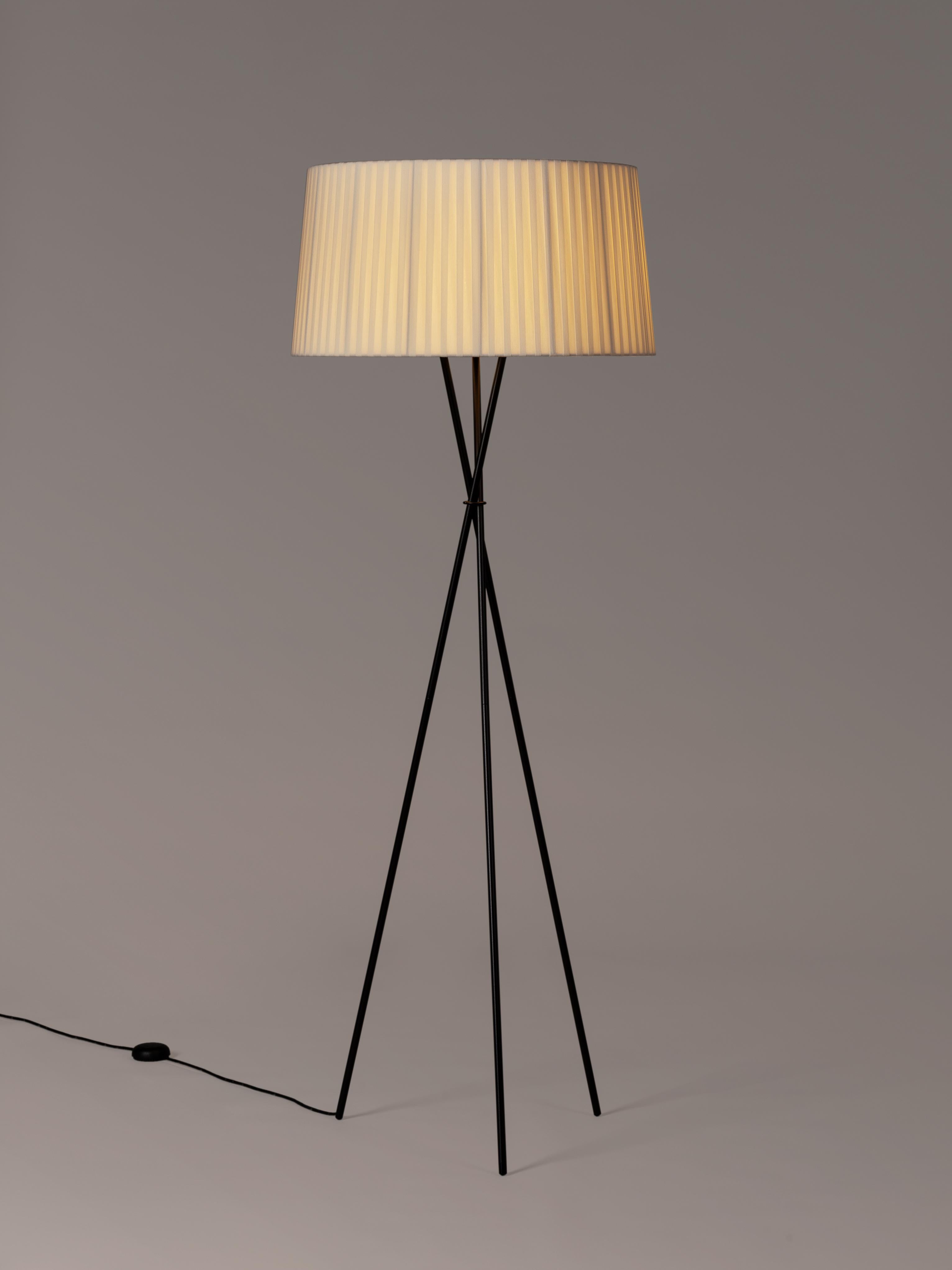 Modern Natural Trípode G5 Floor Lamp by Santa & Cole For Sale