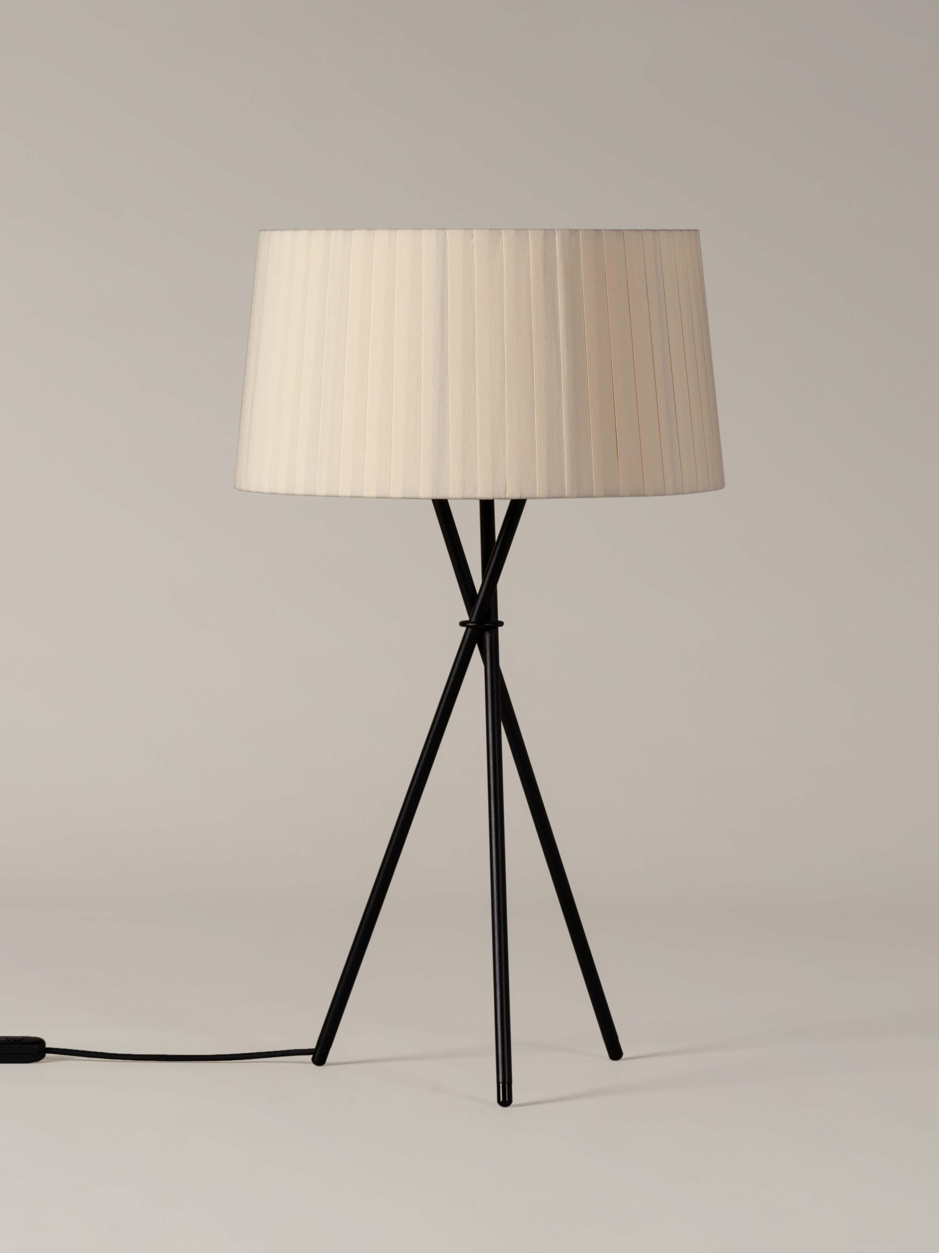 Natural Trípode G6 table lamp by Santa & Cole
Dimensions: D 45 x H 75 cm
Materials: Metal, ribbon.
Available in other colors.

Trípode humanises neutral spaces with its colourful and functional sobriety. The shade is hand ribboned and its base