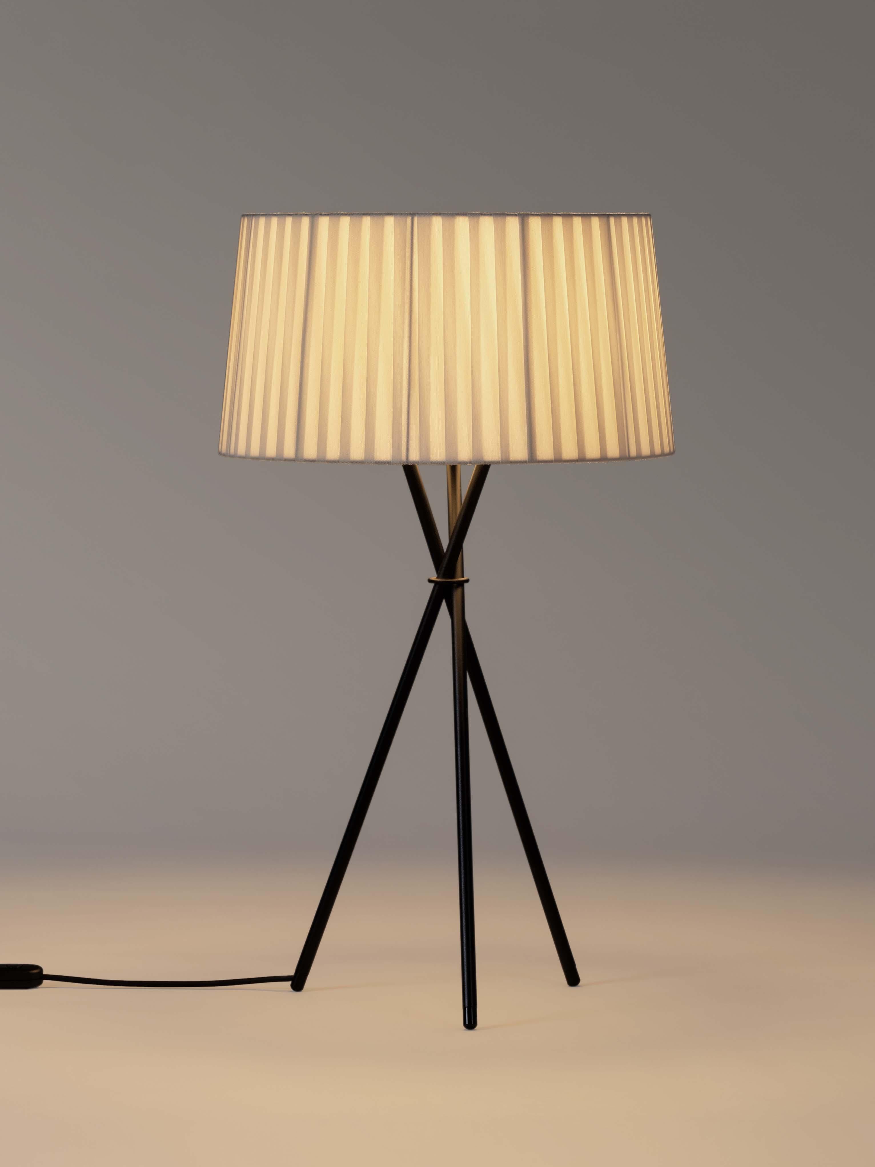 Modern Natural Trípode G6 Table Lamp by Santa & Cole For Sale