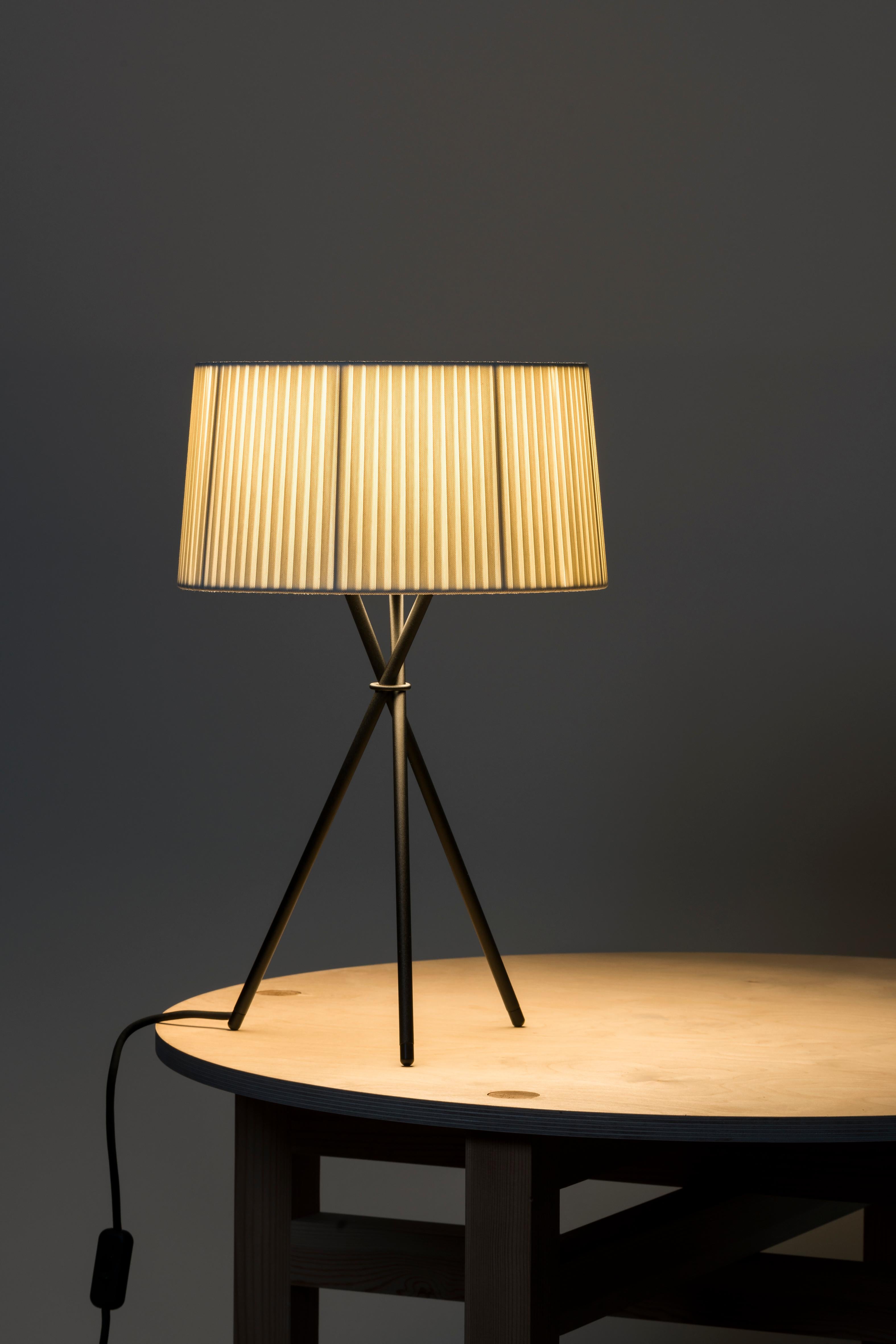 Spanish Natural Trípode G6 Table Lamp by Santa & Cole For Sale