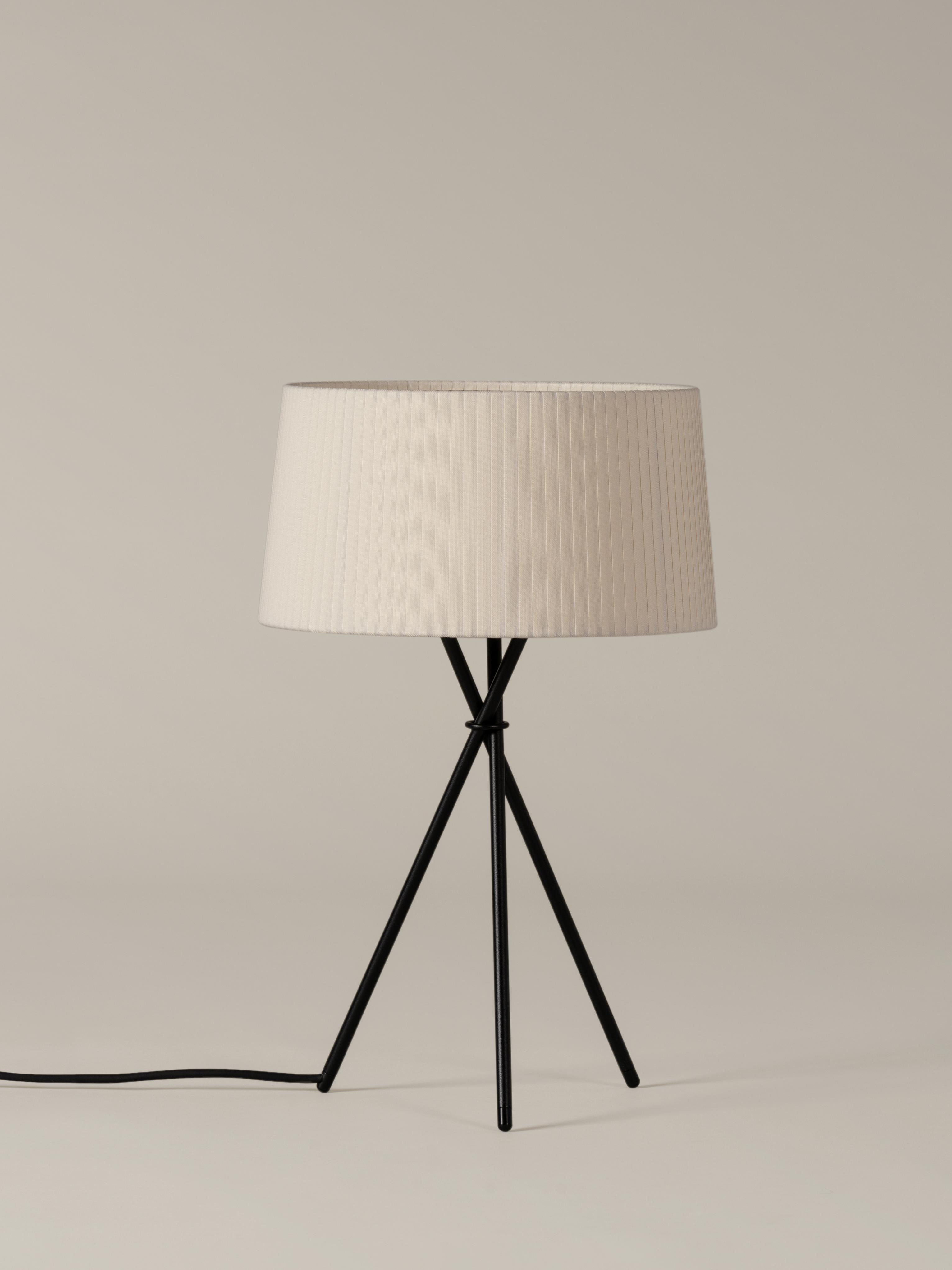 Natural Trípode M3 table lamp by Santa & Cole
Dimensions: D 31 x H 50 cm
Materials: Metal, ribbon.
Available in other colors.

Trípode humanises neutral spaces with its colorful and functional sobriety. The shade is hand ribboned and its base