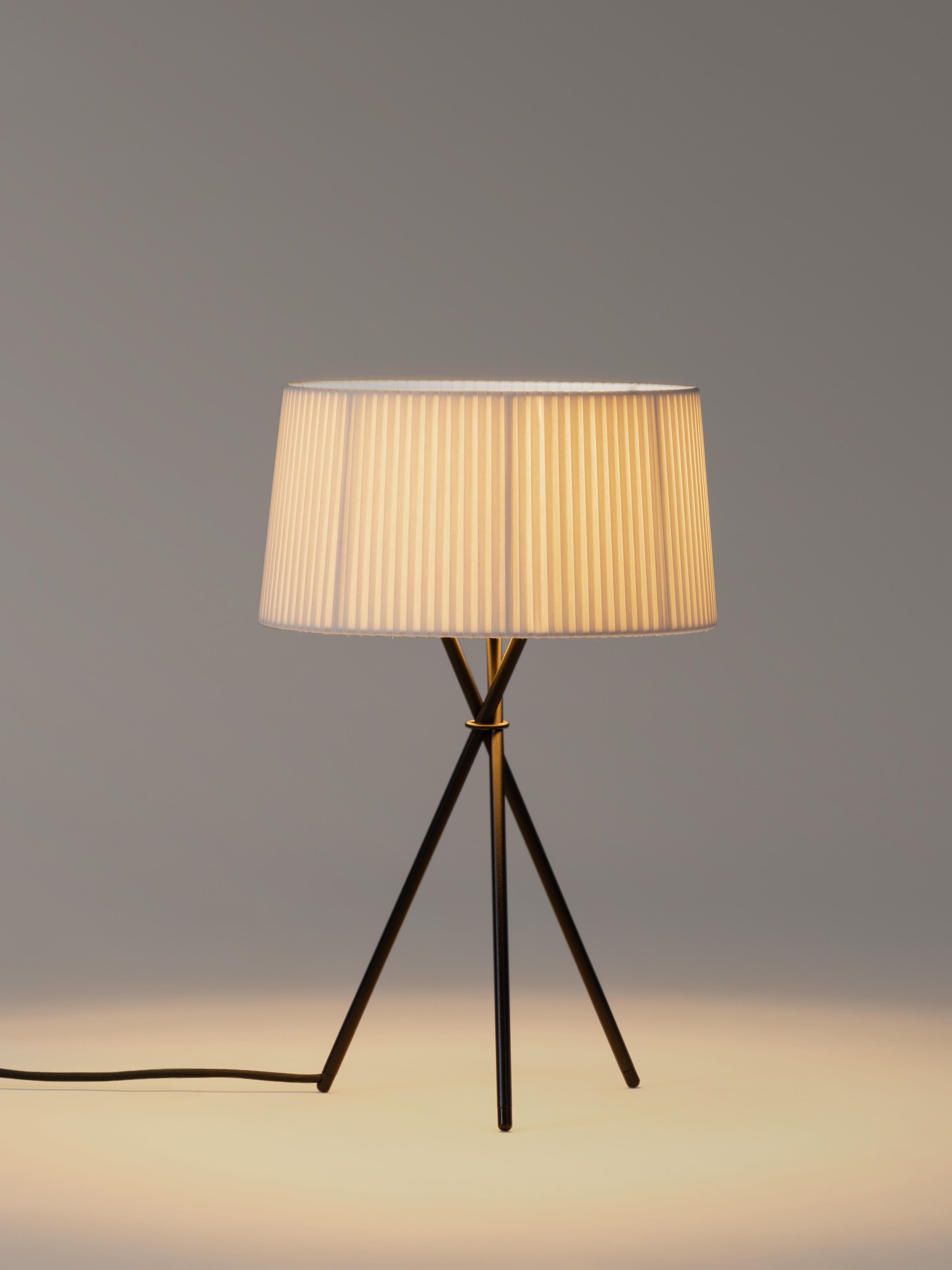 Modern Natural Trípode M3 Table Lamp by Santa & Cole For Sale