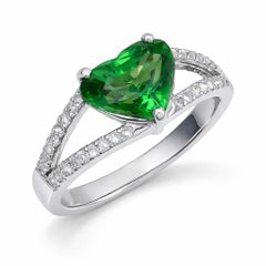 Tsavorite naturale di 2,76 carati incastonata in un anello in oro bianco 18 carati con 0,24 carati di Dia