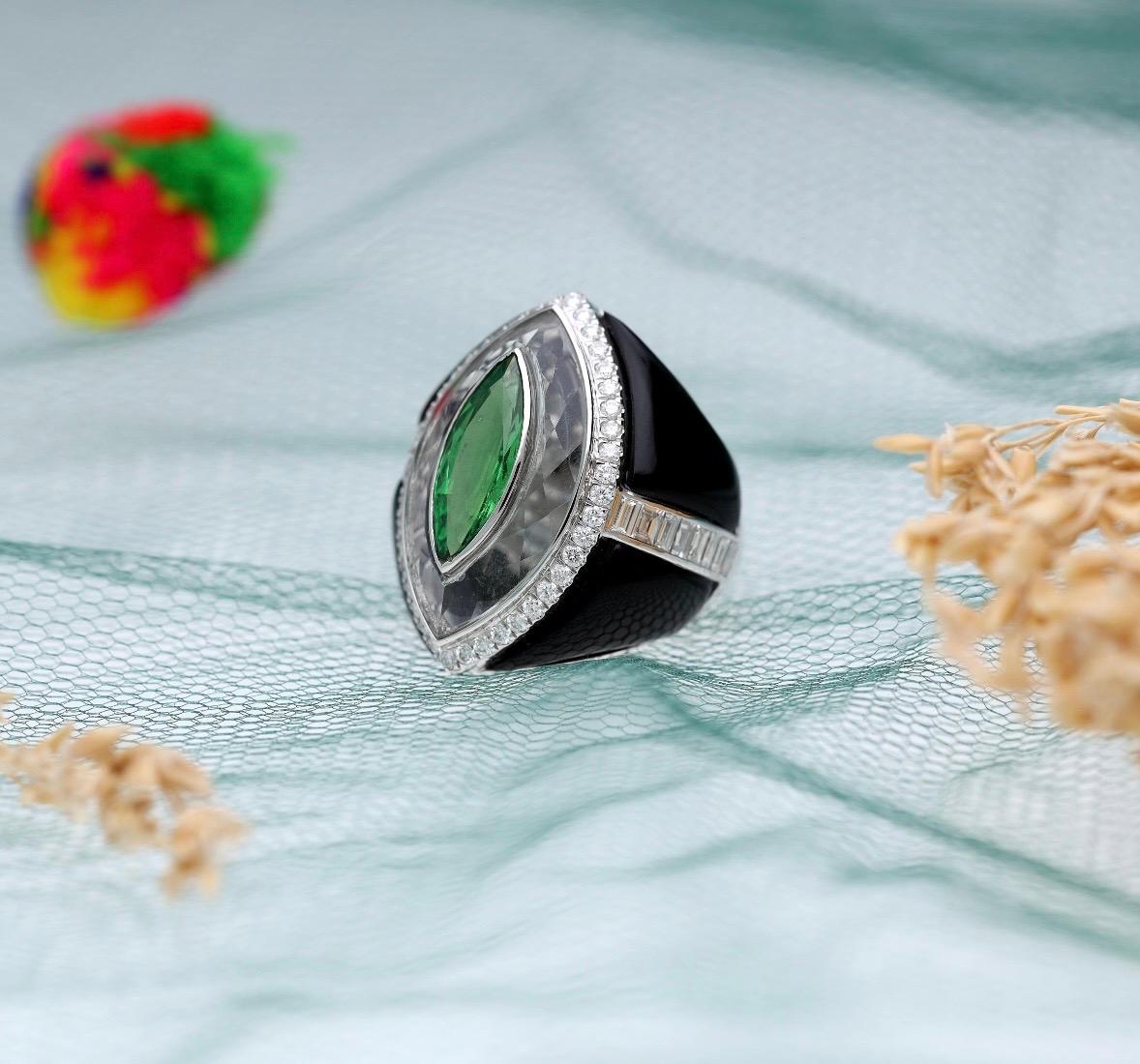 No tienes que pagar ningún impuesto para liberar el envío. Nosotros pagamos los impuestos y los gastos de envío.

Este llamativo anillo es una obra maestra de atrevido diseño y refinada elegancia. En su centro hay una tsavorita verde talla marquesa,