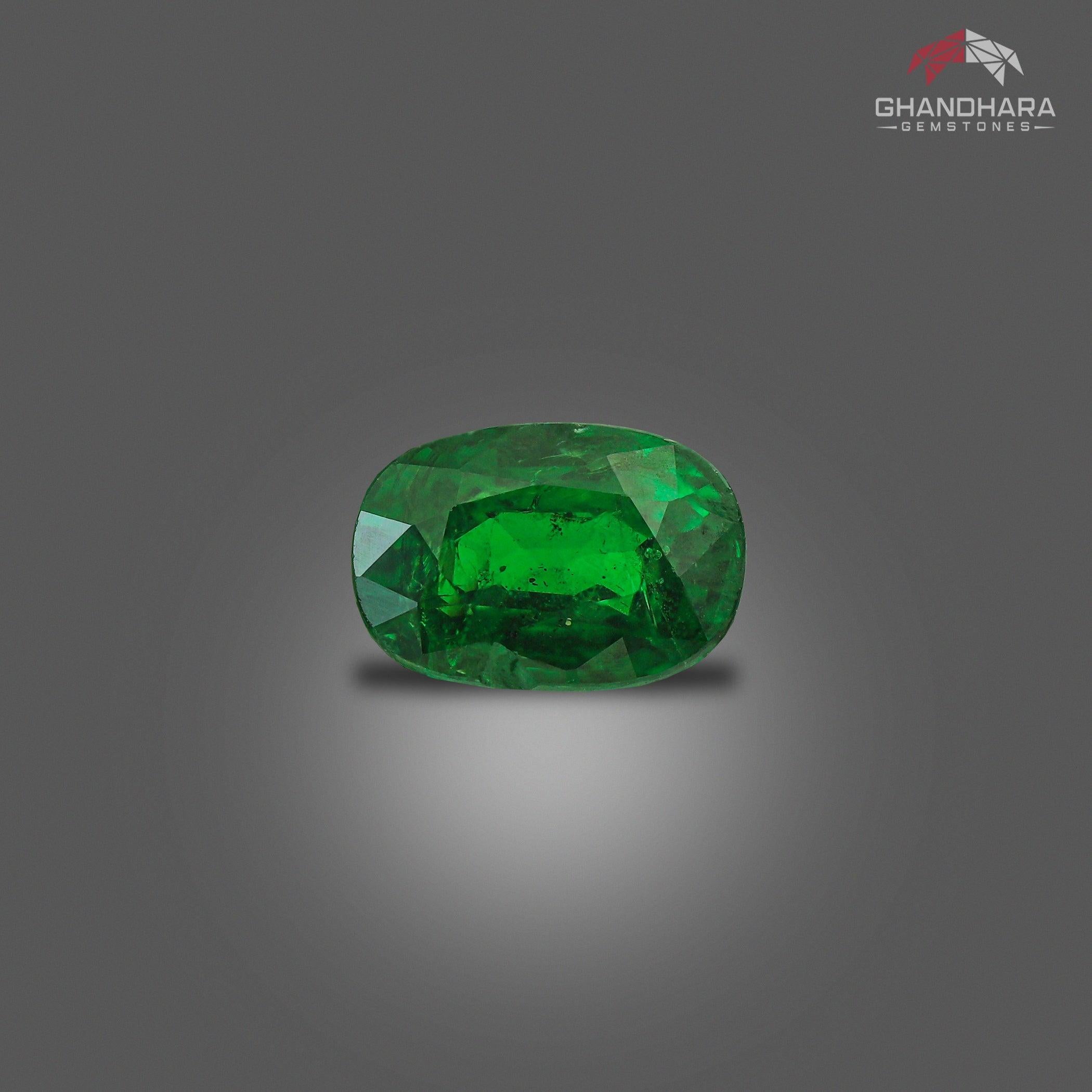 Natürlicher Tsavorit Granat Edelstein von 1,35 Karat aus Kenia hat einen wunderschönen Schliff in einer ovalen Form, unglaubliche grüne Farbe, große Brillanz. Dieser Edelstein ist völlig Clarity Vvs.

Informationen zum Produkt:
NAME DES EDELSTEINS: