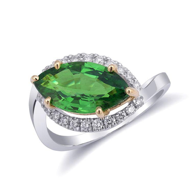 Descubre el vibrante encanto de este anillo de oro blanco de 14 quilates, con un raro granate natural Tsavorita como pieza central. La Tsavorita de talla marquesa, de 3,18 quilates, muestra un fuerte tono verde con un brillo excepcional y una