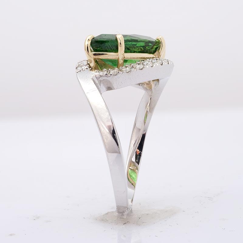 Gema Tsavorita Natural de 3,18 quilates engastada en Anillo de Oro Blanco de 14 quilates con Diamantes Corte mixto en venta