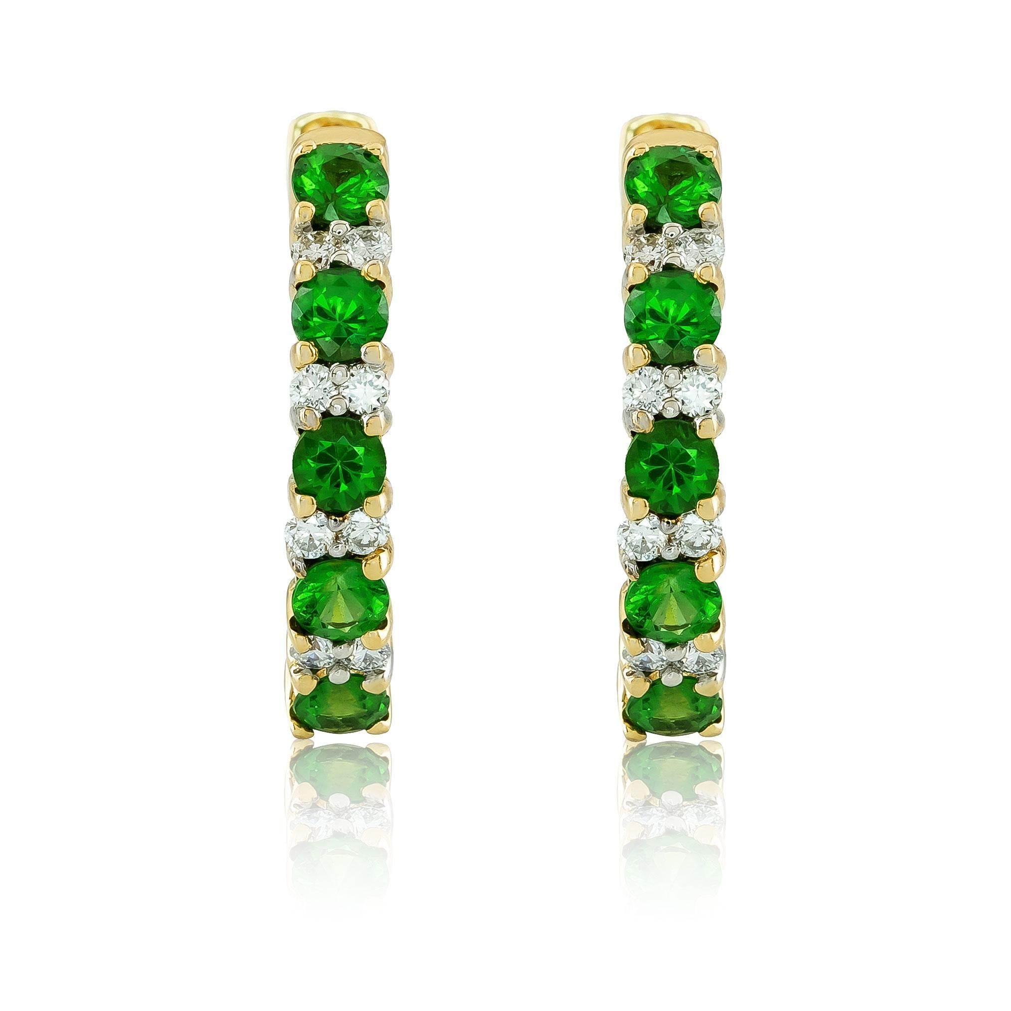 Découvrez l'élégance captivante de ces boucles d'oreilles en tsavorite naturelle, d'un poids total de 0,93 carats, serties dans un luxueux or jaune 14K. Accentuées par 0,19 carats de diamants brillants, ces boucles d'oreilles offrent un mélange