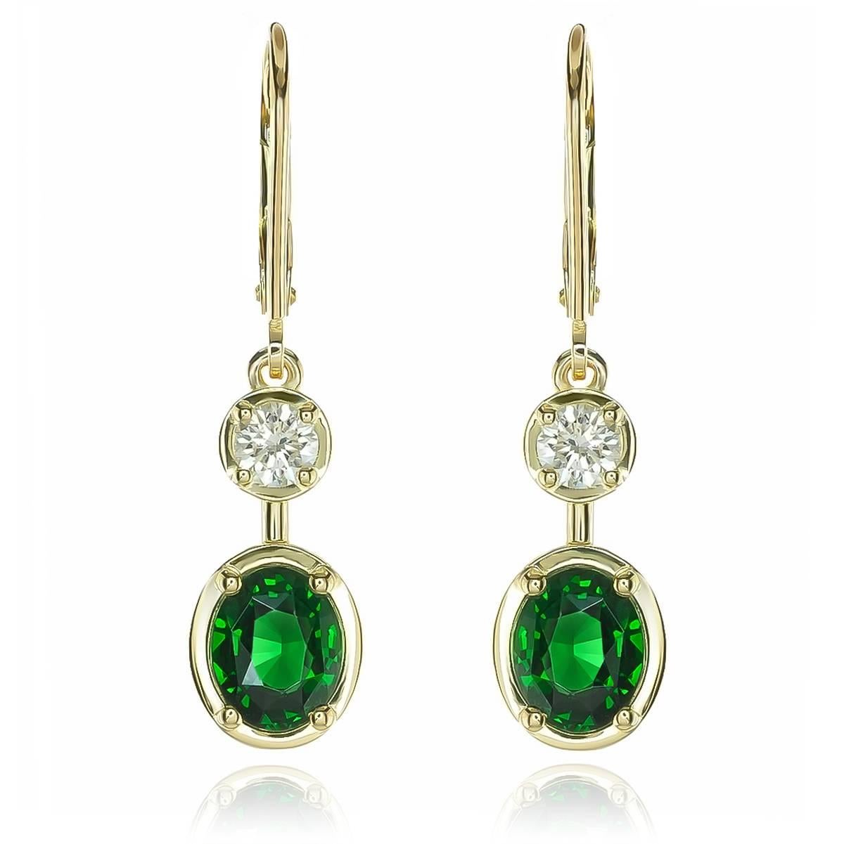 Prova la vibrante eleganza di questi orecchini in oro giallo 18 carati con un totale di 3,52 carati di Natural Elegance, una rara e vivida gemma verde apprezzata per la sua brillantezza e la sua limpidezza. Ogni tsavorite dal taglio ovale è