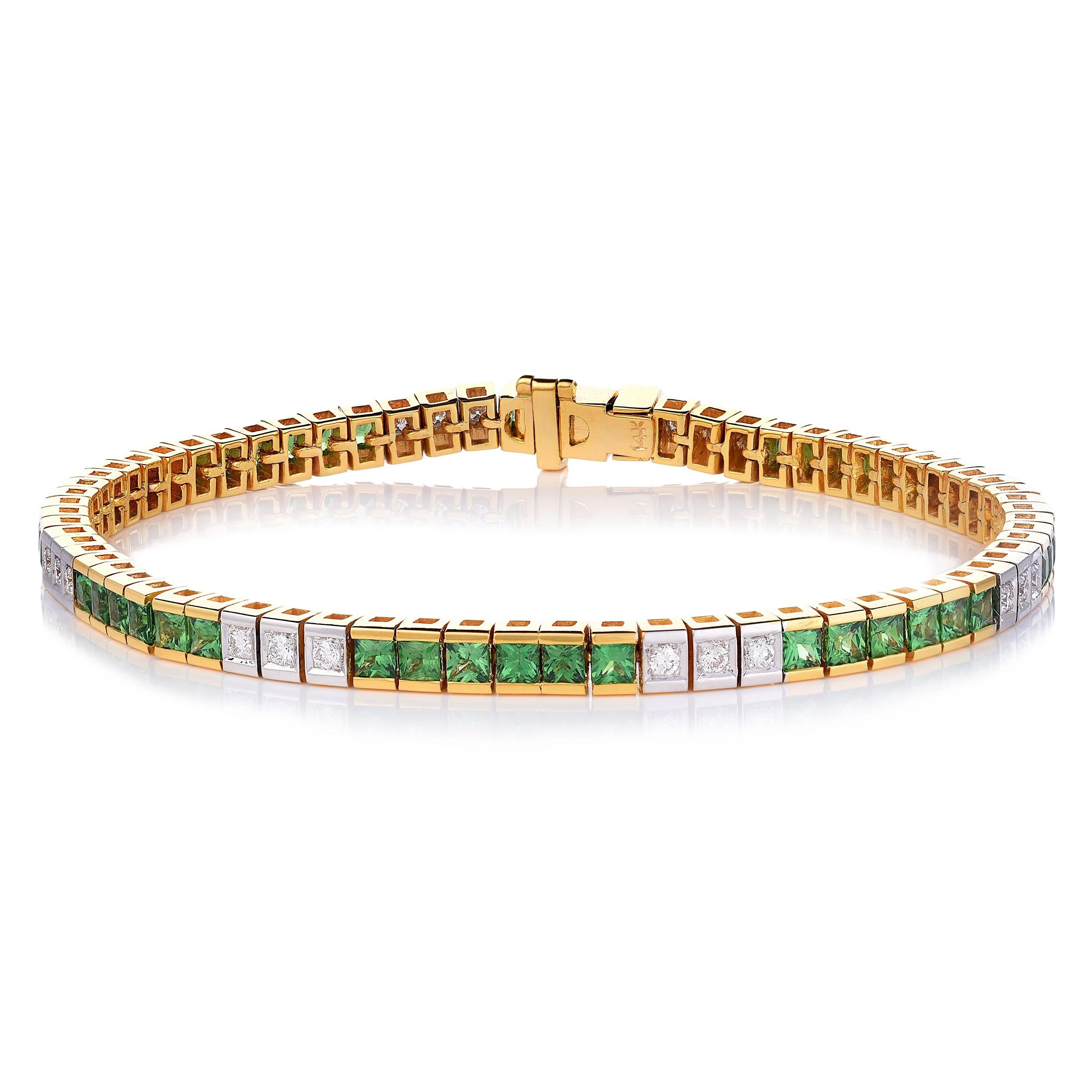 Entdecken Sie die vibrierende Eleganz dieses Armbands aus 14 Karat Gelbgold mit atemberaubenden natürlichen Tsavoriten, die von schillernden Diamanten akzentuiert werden. Die sattgrünen Tsavoriten, die in einem zeitlosen Design gefasst sind, werden