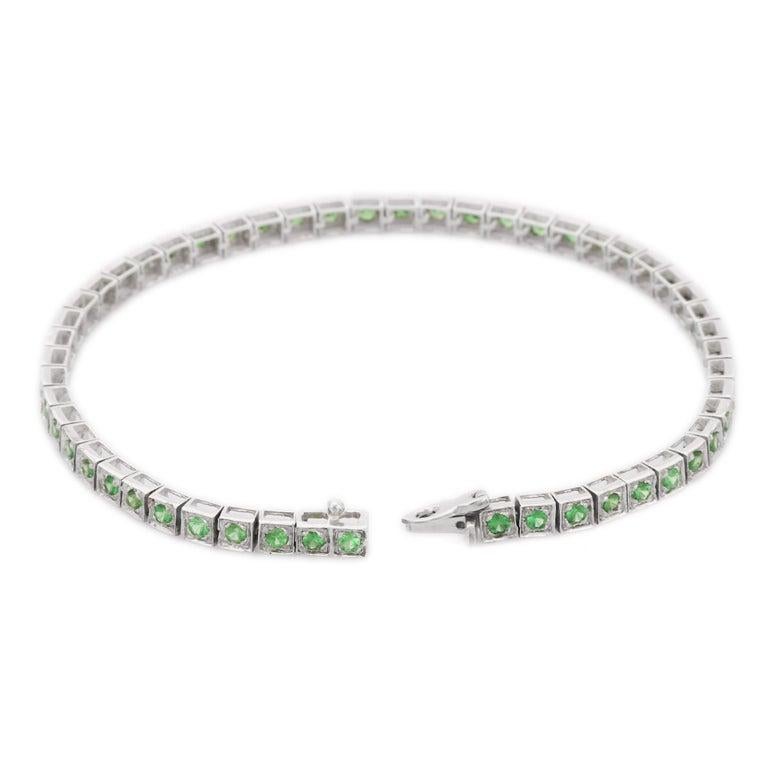 Natürliches Tsavorit-Tennisarmband aus 18 Karat massivem Weißgold, Nieten Damen
