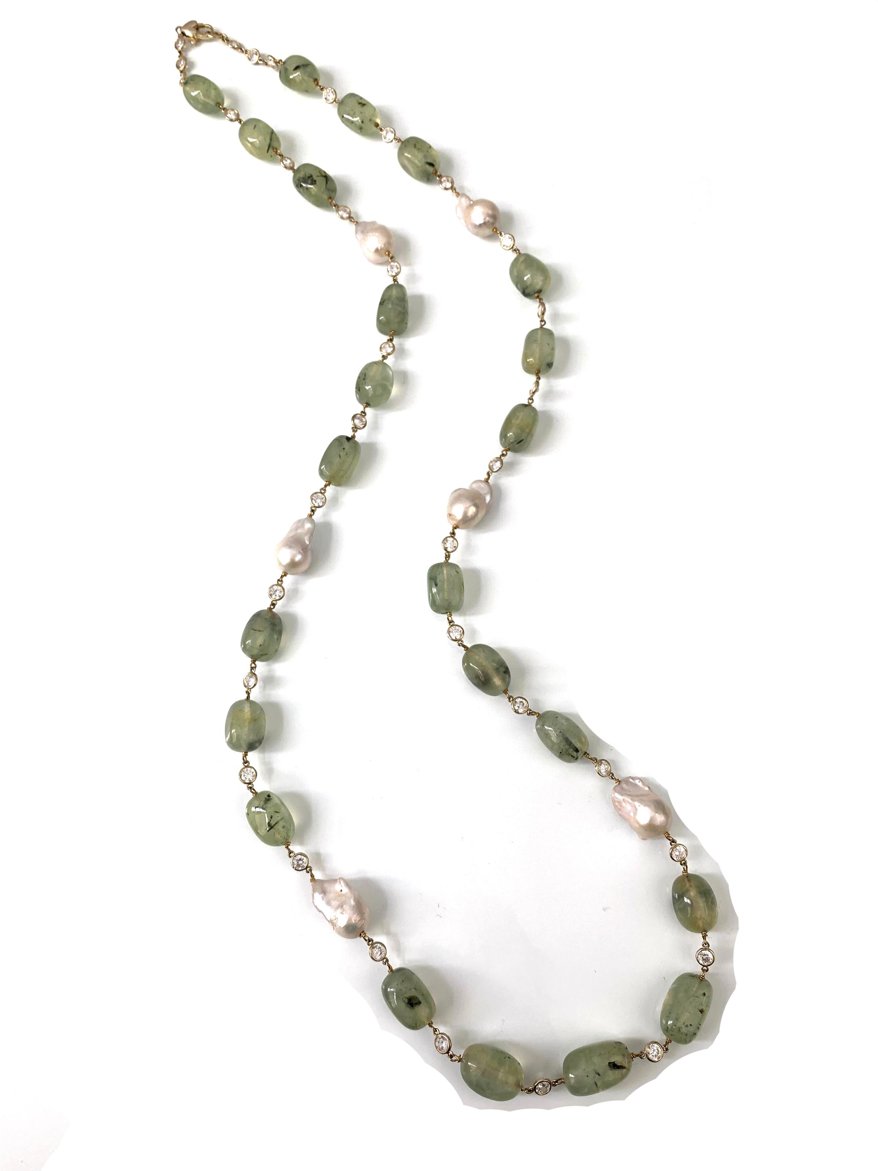 Contemporaneo Collana lunga di prehnite naturale burattata e perle barocche