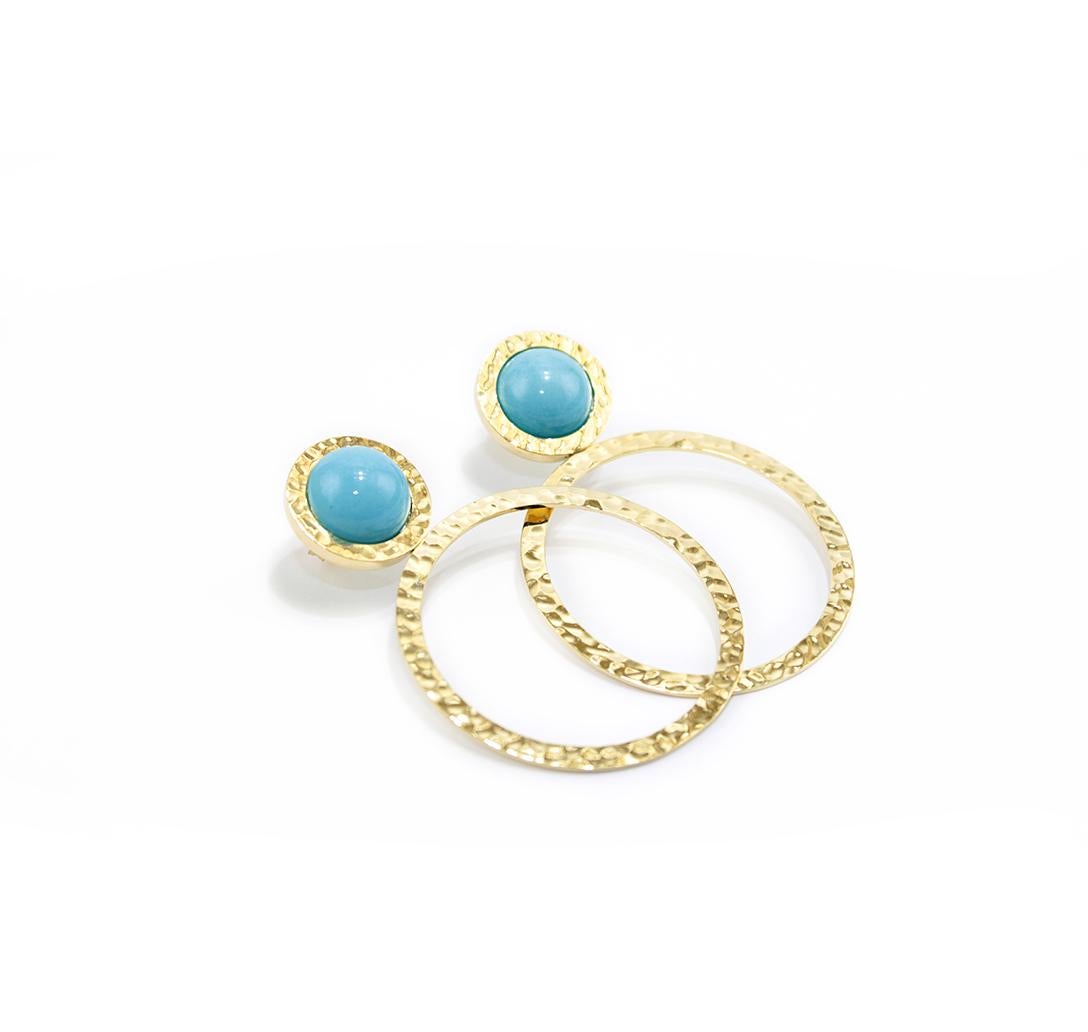 Nice earrings from our collection SOLE.
Earrings realized in 18kt yellow gold and natural turquoise cabochon. Hammered design on the surfaces. 
Pierce and post system. 
Natural Turquoise ct. 10
Yellow Gold g. 13
Small gold circle diameter cm  1,7
