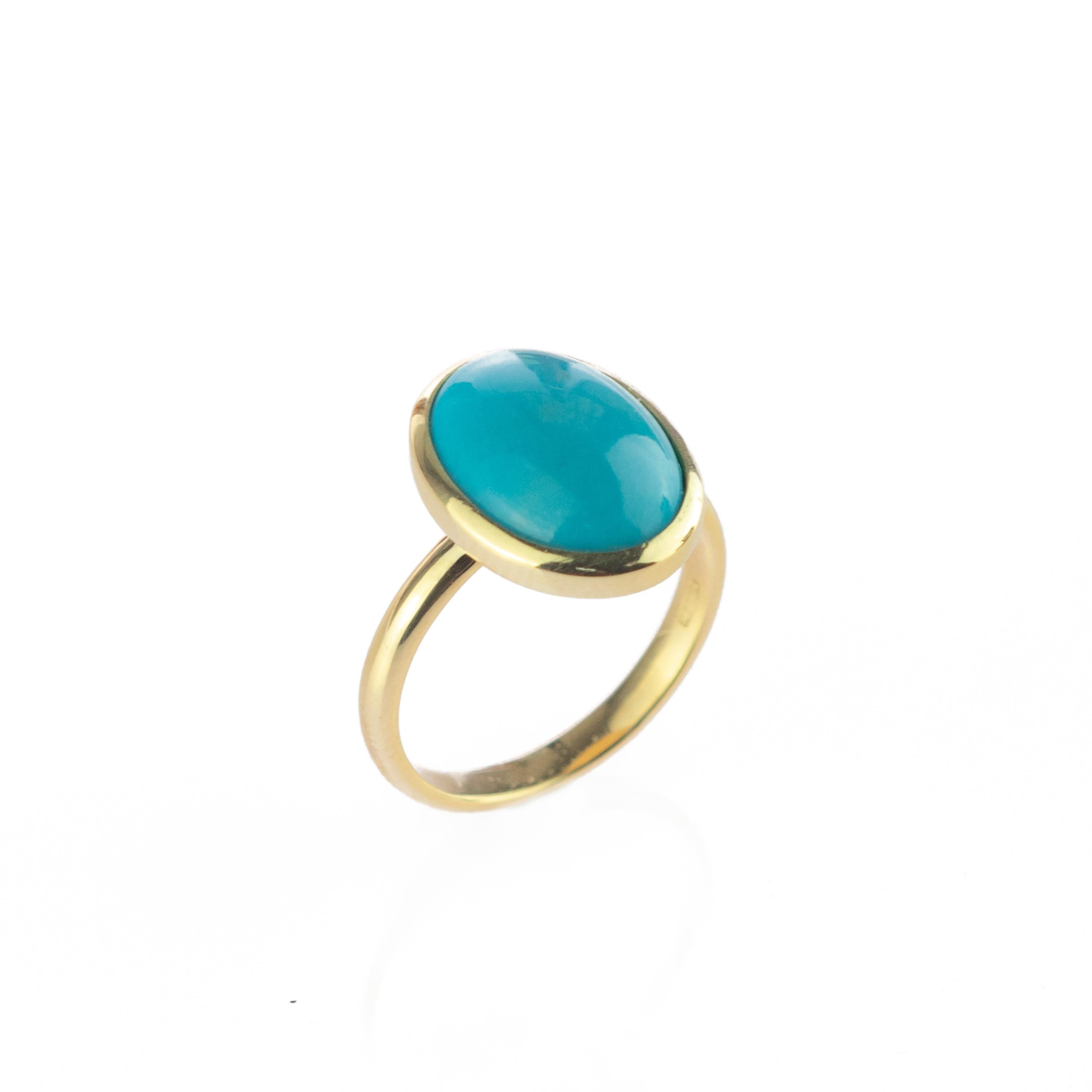 Natural Turquoise 18 Karat Yellow Gold Modern Bezel Set Oval Cocktail Ring In New Condition For Sale In Milano, IT