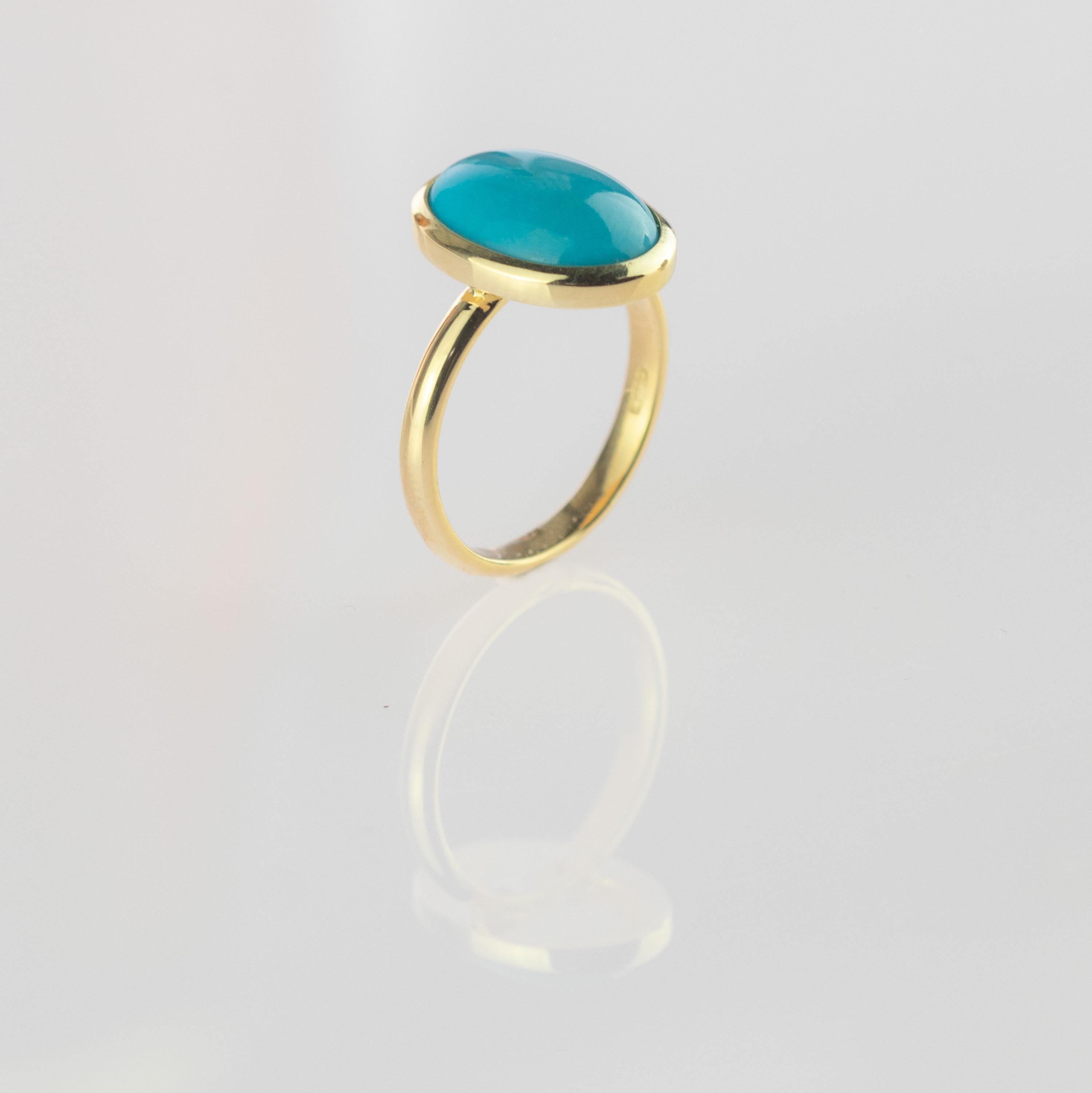 Women's Natural Turquoise 18 Karat Yellow Gold Modern Bezel Set Oval Cocktail Ring For Sale
