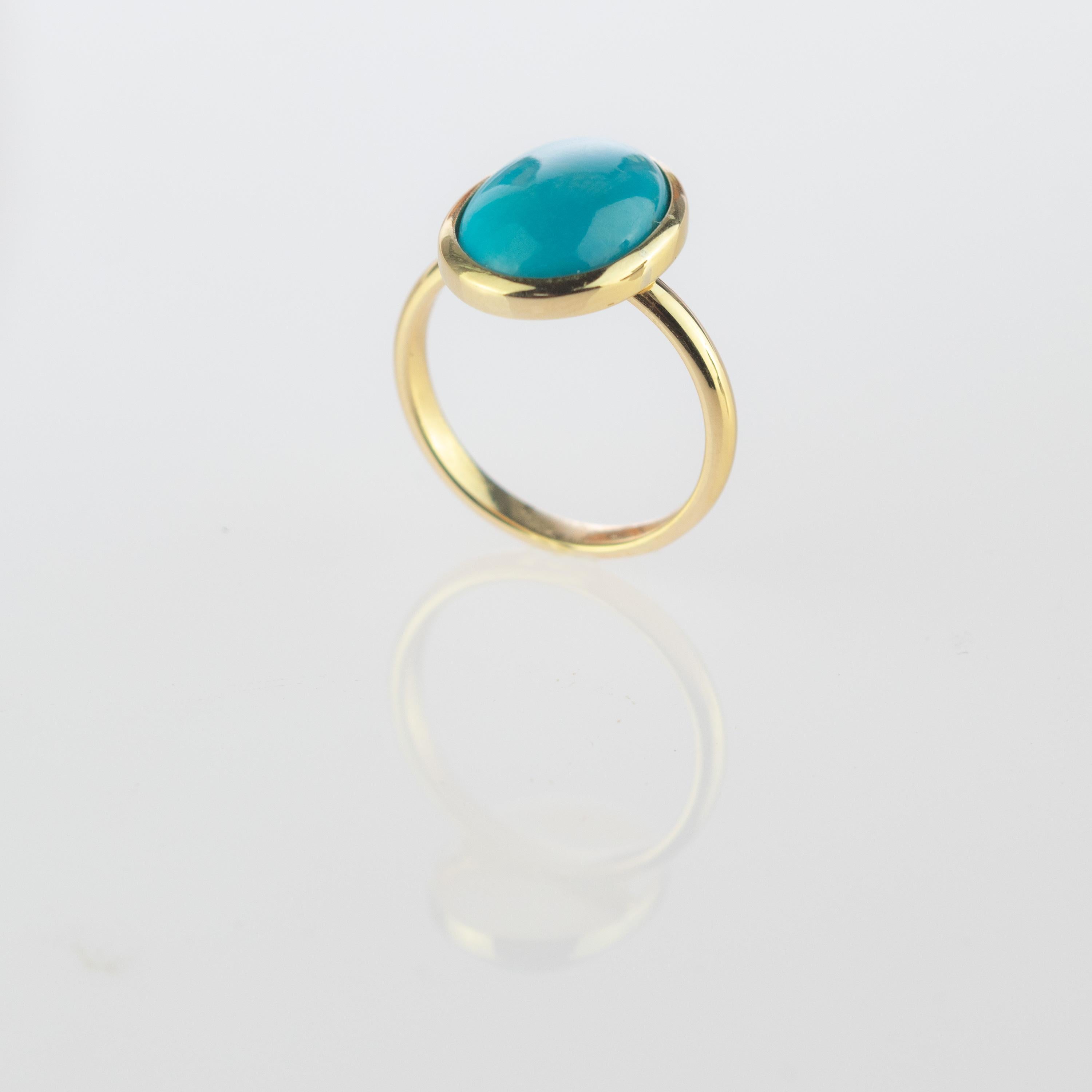 Natural Turquoise 18 Karat Yellow Gold Modern Bezel Set Oval Cocktail Ring For Sale 1