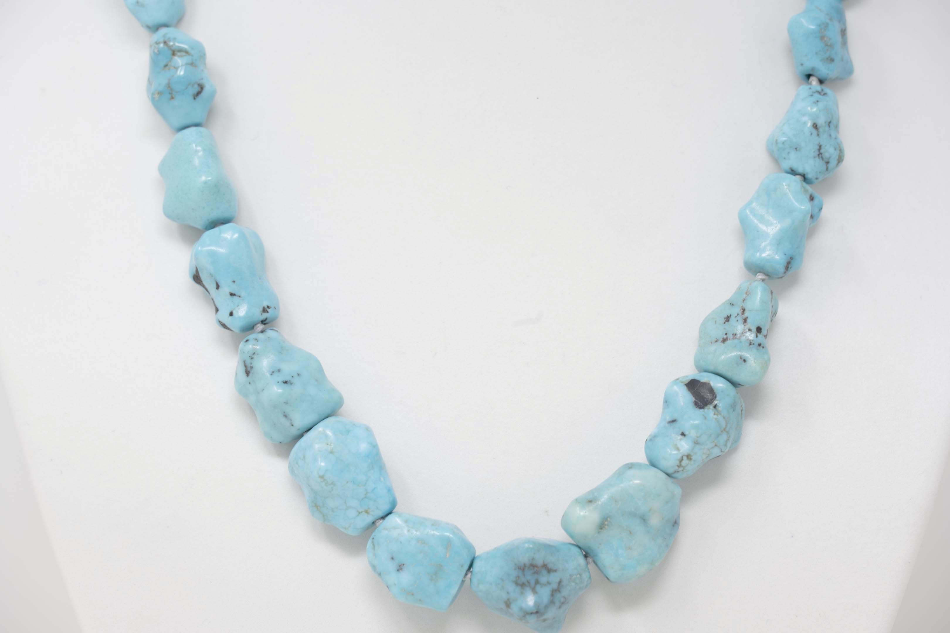 Collar de turquesa natural y cierre de oro 585. Mide 17,5 pulgadas de largo con gemas gruesas graduadas de 18 mm x 17 mm a 16 mm x 12 mm. Estampado 585, sin marca. En buen estado, hacia 1980.
