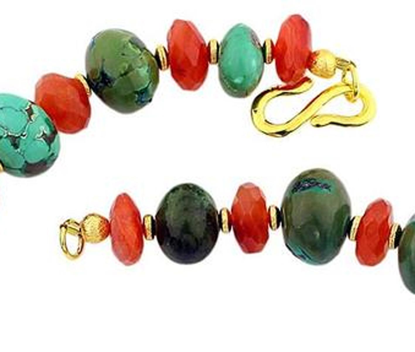 La collana di turchese naturale graduato e lucidissimo di Aria Jewelry Design è impreziosita da pezzi di corniola lucida e brillante e da accenti placcati in oro.  La lunghezza è di 21 pollici e il turchese focale misura 41 mm x 27,3 mm.  La