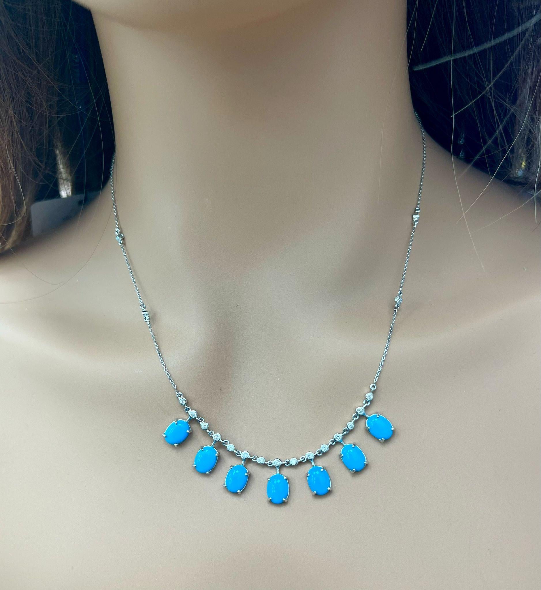 Questa splendida collana presenta una serie di vibranti turchesi naturali da 7,10 carati e pietre di diamante da 0,44 carati elegantemente incastonate in una delicata catena in oro bianco da 14 carati. Perfetto per aggiungere un tocco di colore a