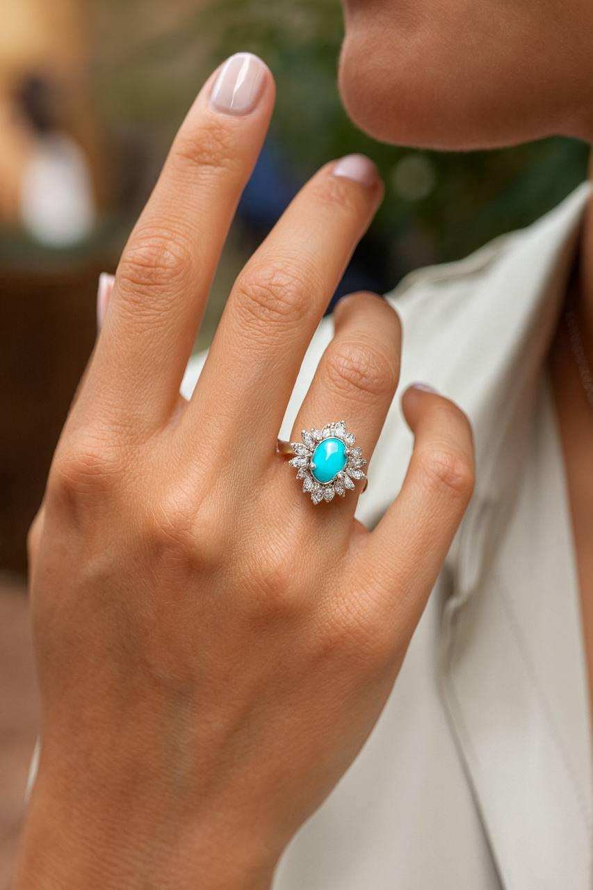 Anillo único montado en oro blanco, engastado con turquesa persa natural ( El color más apreciado de la turquesa es un azul medio, uniforme e intenso, a veces denominado en el comercio azul huevo de petirrojo o azul cielo. El origen tradicional de