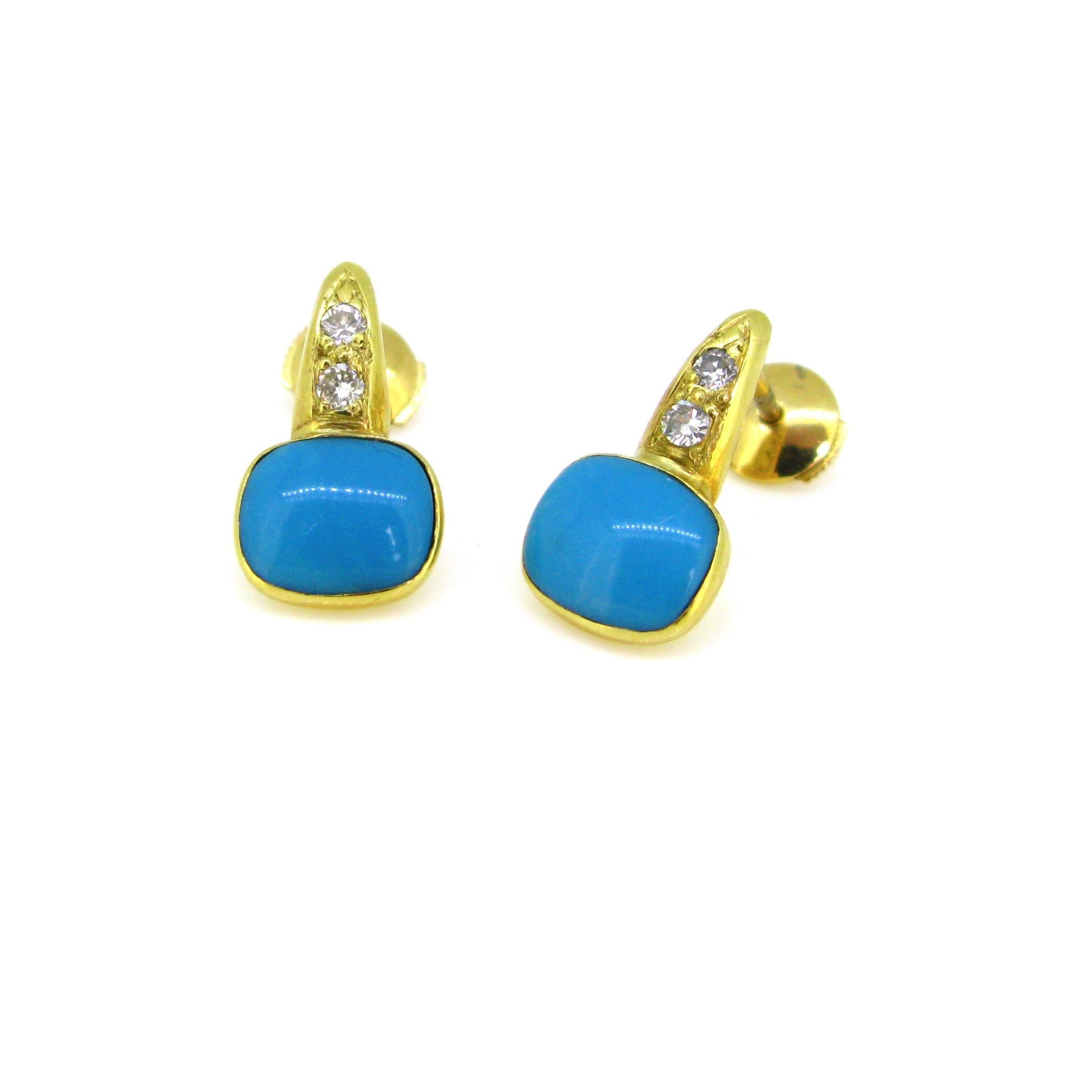 Cette paire de boucles d'oreilles est réalisée en or jaune 18 carats. Les clous sont sertis d'une belle turquoise naturelle. Elle a été testée comme une turquoise naturelle. La pierre précieuse de couleur bleu ciel est rehaussée de deux diamants