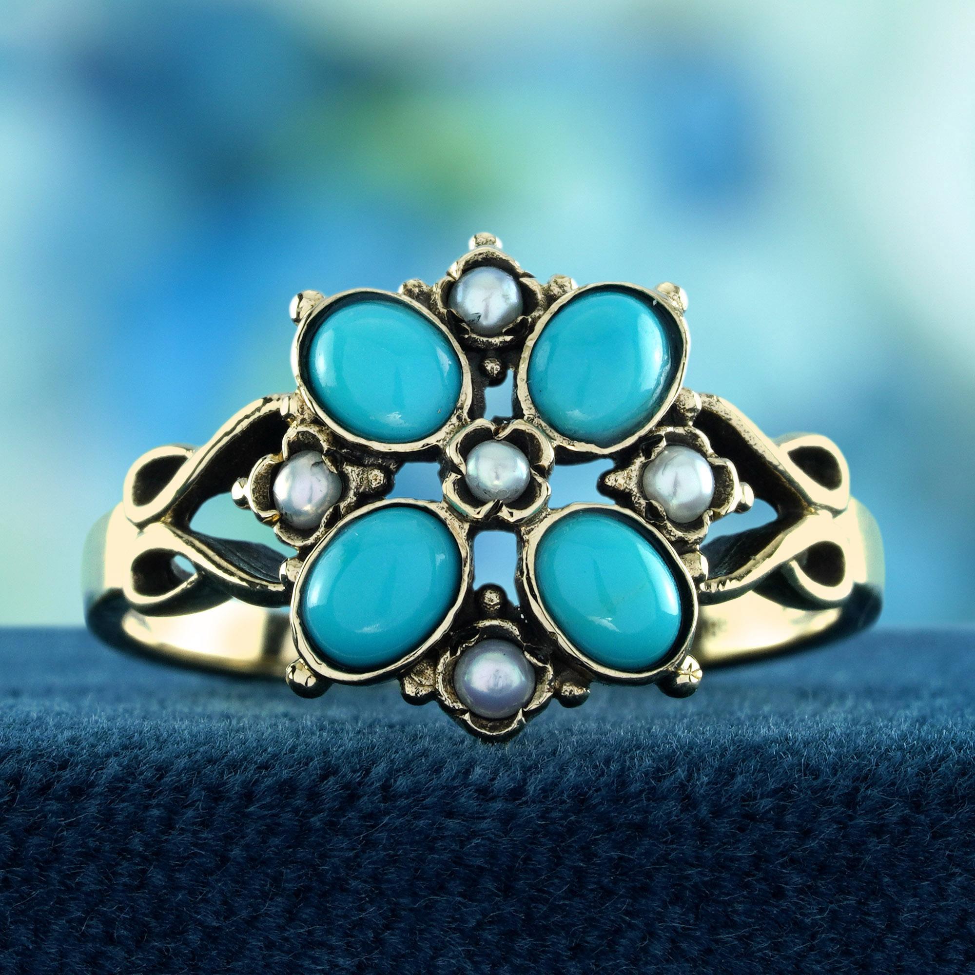 Diese natürlichen Türkis und Perle Vintage Style Floral Cluster Ring in massivem 9K Gelbgold wird Ihr Herz mit der zarten Schönheit blühen. 
Das harmonische Ensemble aus Naturtürkisen und leuchtenden Perlen versprüht einen sanften, blumigen Charme,