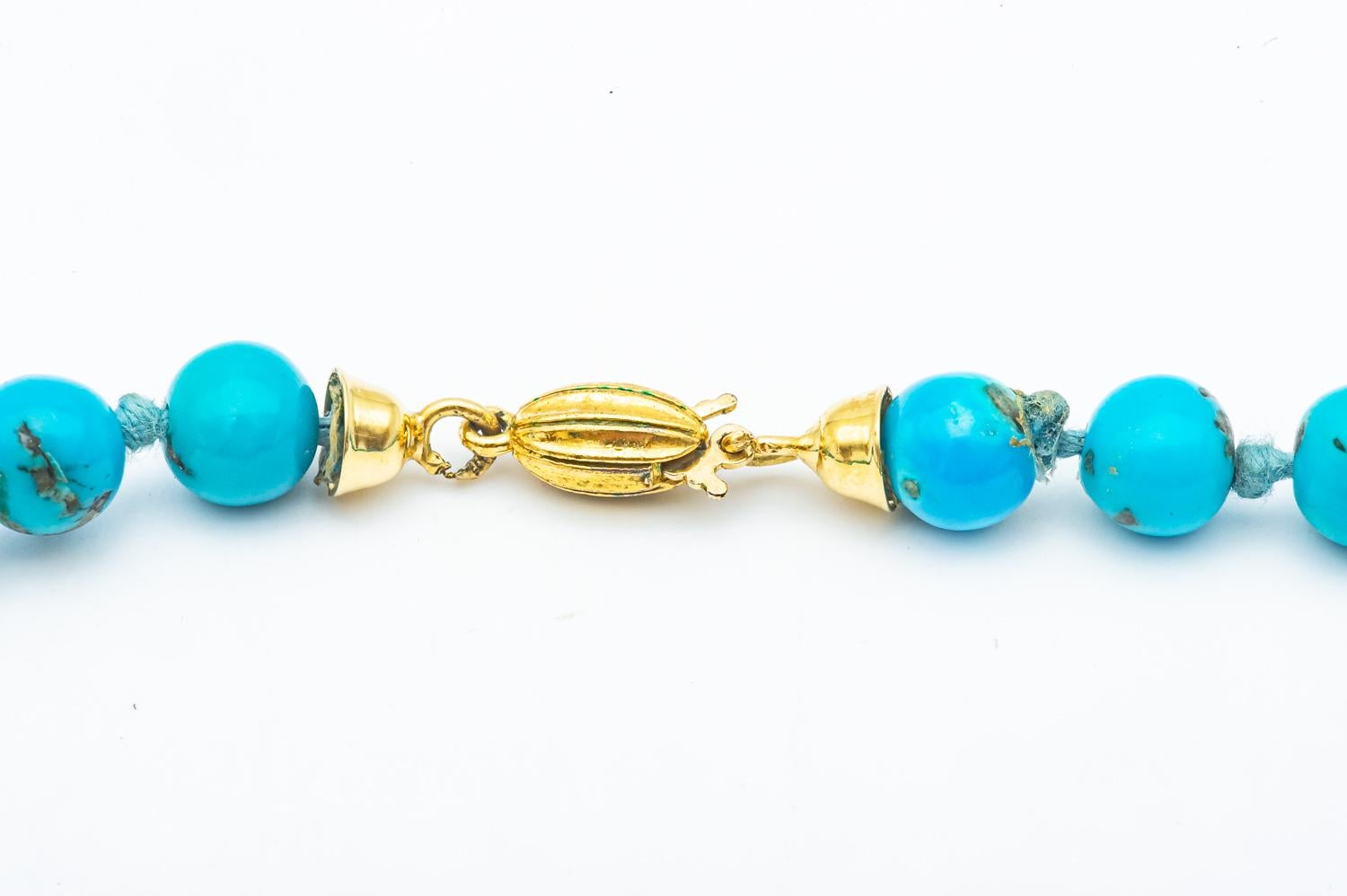 Natural Turquoise Beads Necklace 18K Gold Clasp In New Condition In Vannes, FR