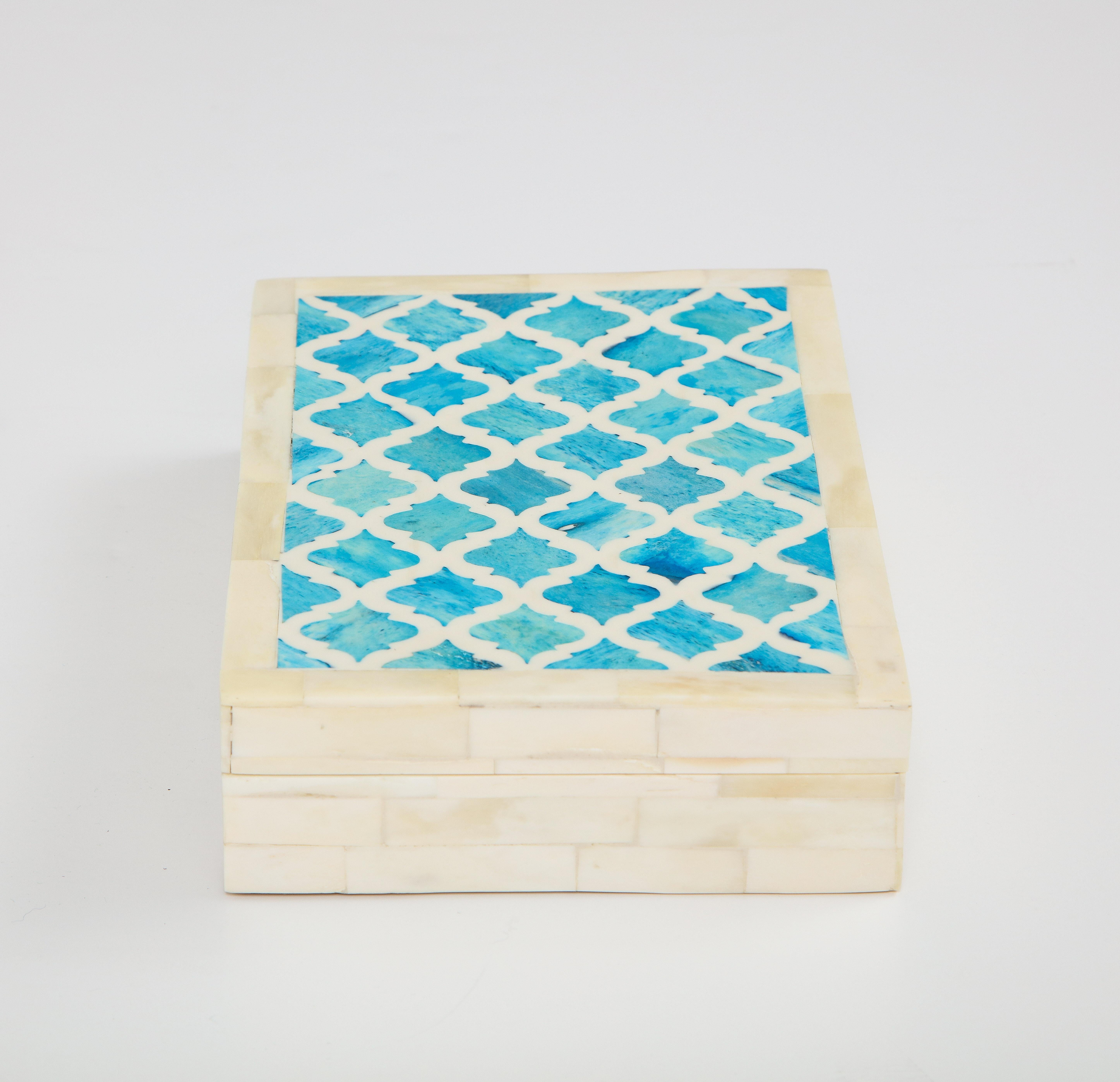 Caja decorativa para recuerdos/joyas revestida de tejas de hueso naturales y teñidas. La parte superior tiene un motivo morisco de incrustaciones de elementos de hueso turquesa. Hecho a mano.