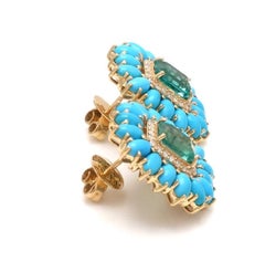 Pendiente de oro de 14 quilates con cabujón de turquesa natural de 7,02 quilates y esmeralda de 3,36 quilates