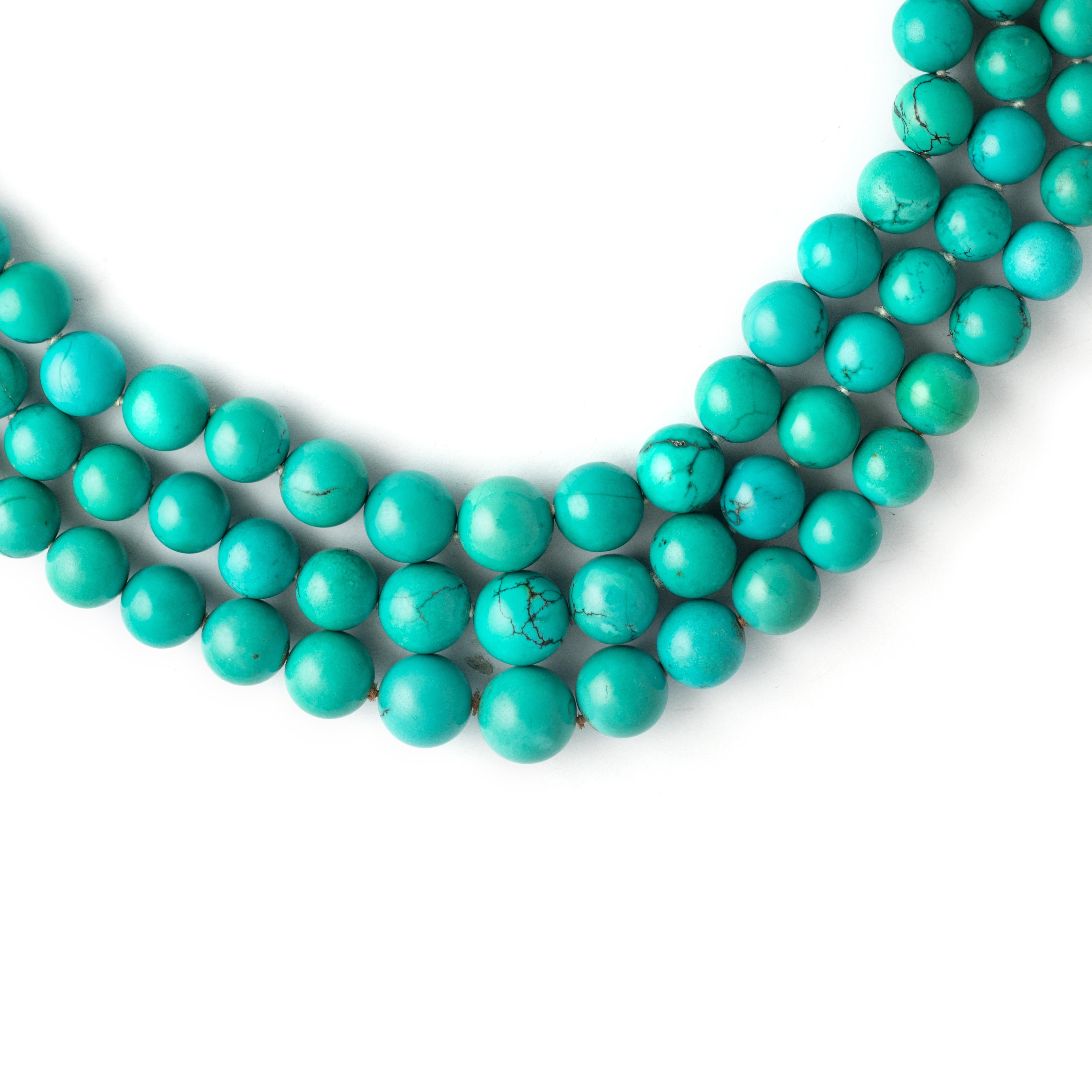 Collier en turquoise naturelle.
Fermoir en diamant et or blanc.

Longueur totale : environ 50,00 centimètres jusqu'à environ 60,00 centimètres.
Poids total : 308,80 grammes.
