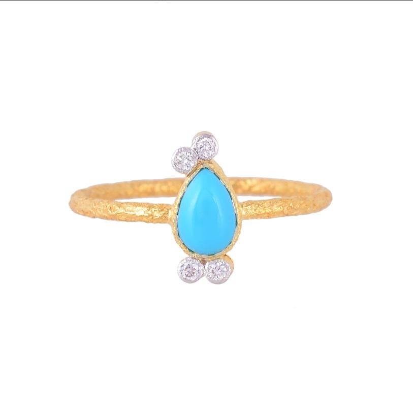 Questo anello è realizzato con un diamante turchese naturale incastonato in oro giallo massiccio 18 carati. Il design strutturato dell'anello gli conferisce un aspetto unico.

Dimensioni: DIMENSIONE ANELLO-7.00, PARTE SUPERIORE-11*5MM
Peso lordo:
